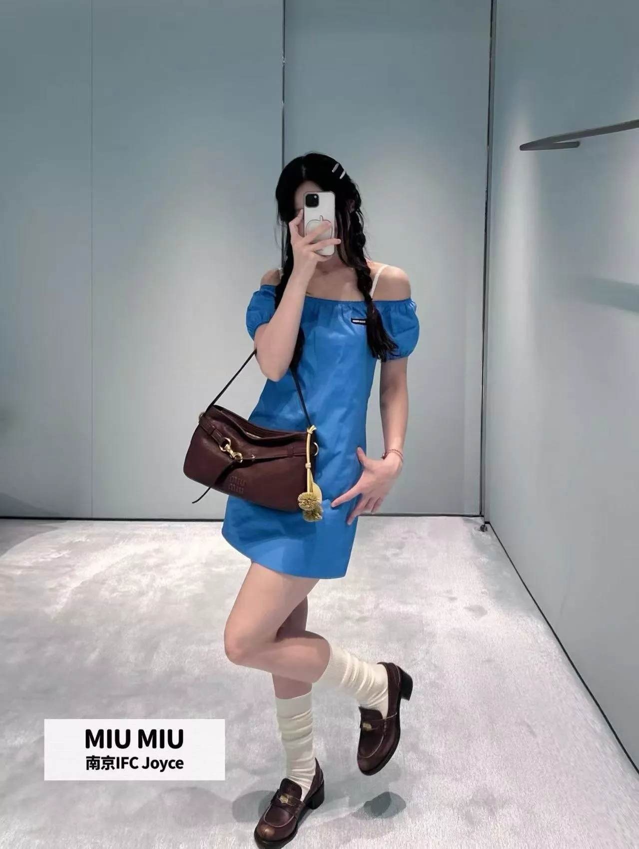 미우미우 레터 패치 오프숄더 반소매 미니 원피스 상세 이미지 22