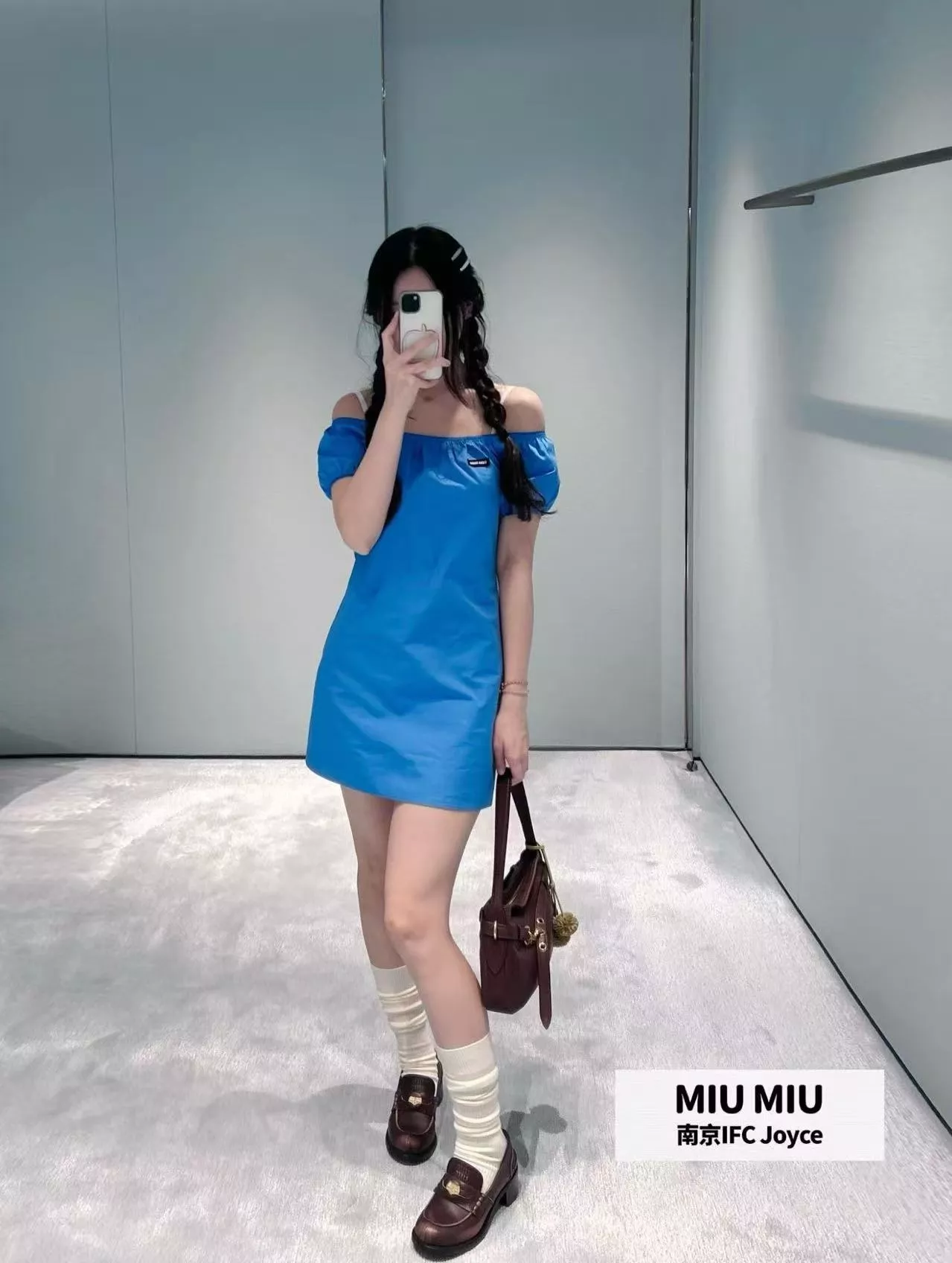 미우미우 레터 패치 오프숄더 반소매 미니 원피스 상세 이미지 16