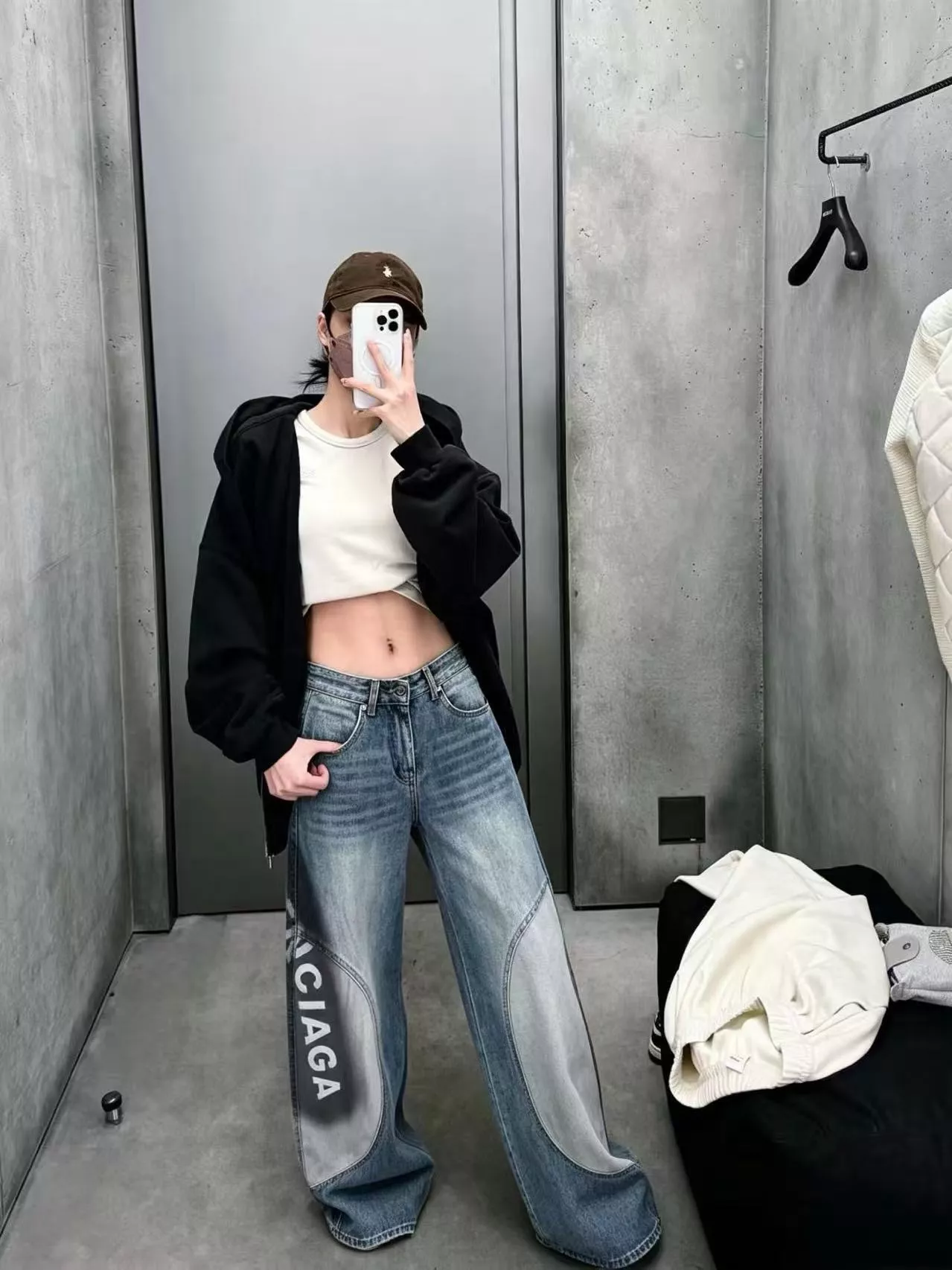 발렌시아가 워싱 로고 프린트 와이드 데님 팬츠 상세 이미지 16