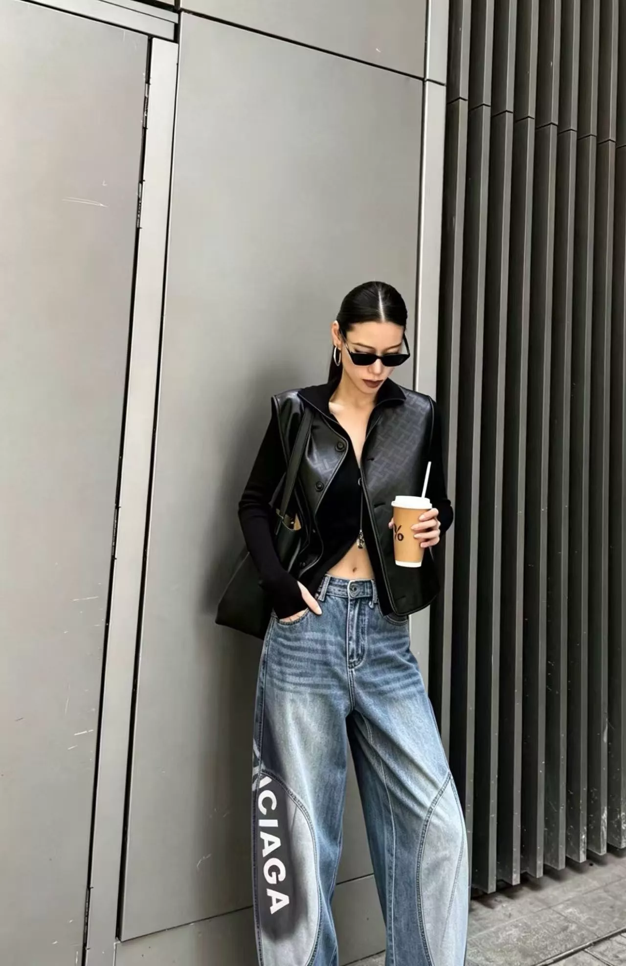 발렌시아가 워싱 로고 프린트 와이드 데님 팬츠 상세 이미지 19