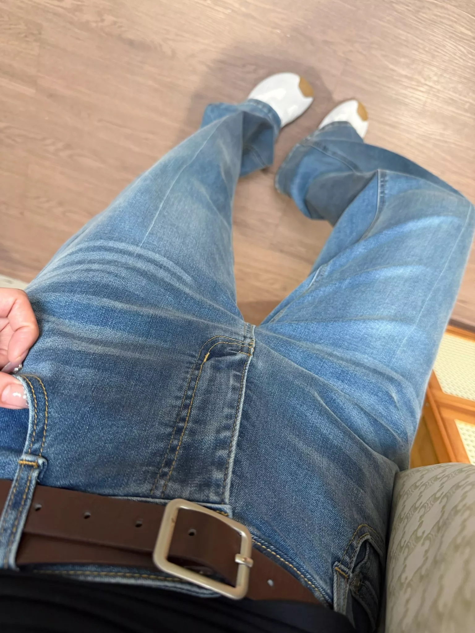 모앤코 하이웨이스트 워싱 블루 스트레이트 부츠컷 데님 팬츠 상세 이미지 35