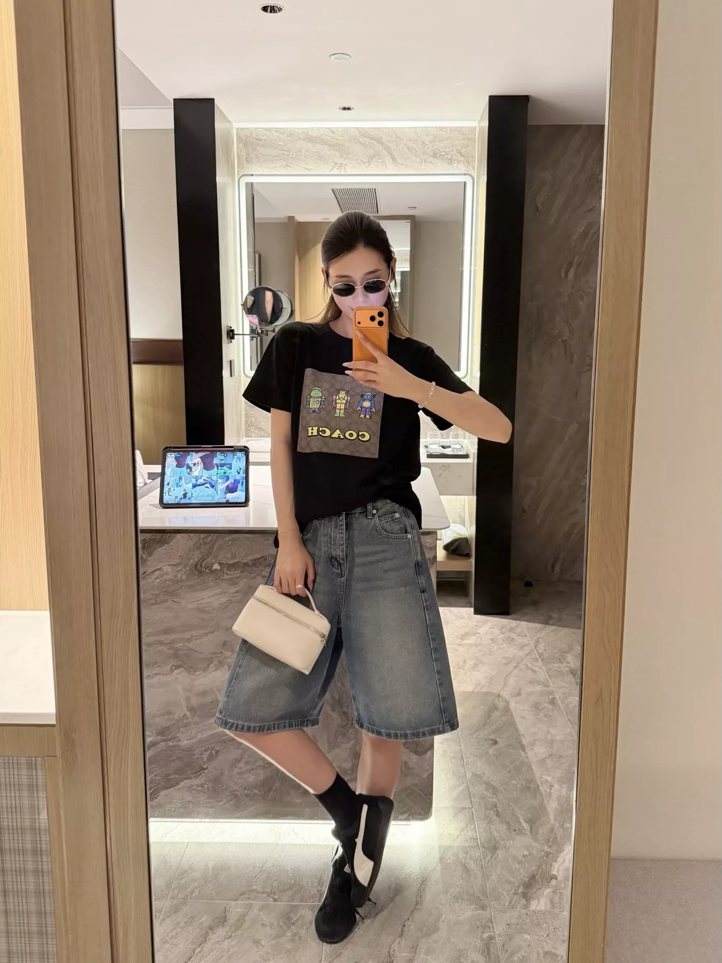 코치 그래픽 프린트 코튼 반소매 티셔츠 상세 이미지 48