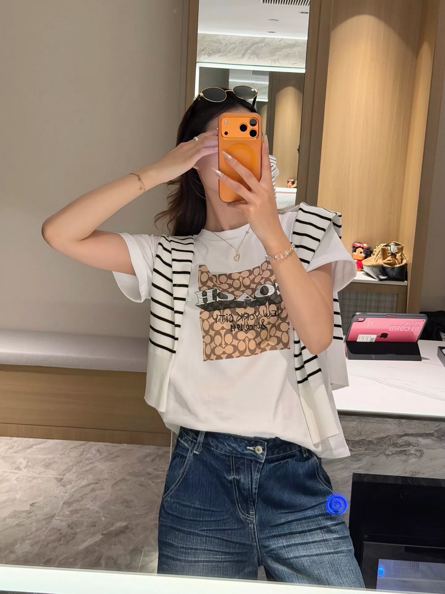 코치 그래픽 프린트 코튼 반소매 티셔츠 상세 이미지 70