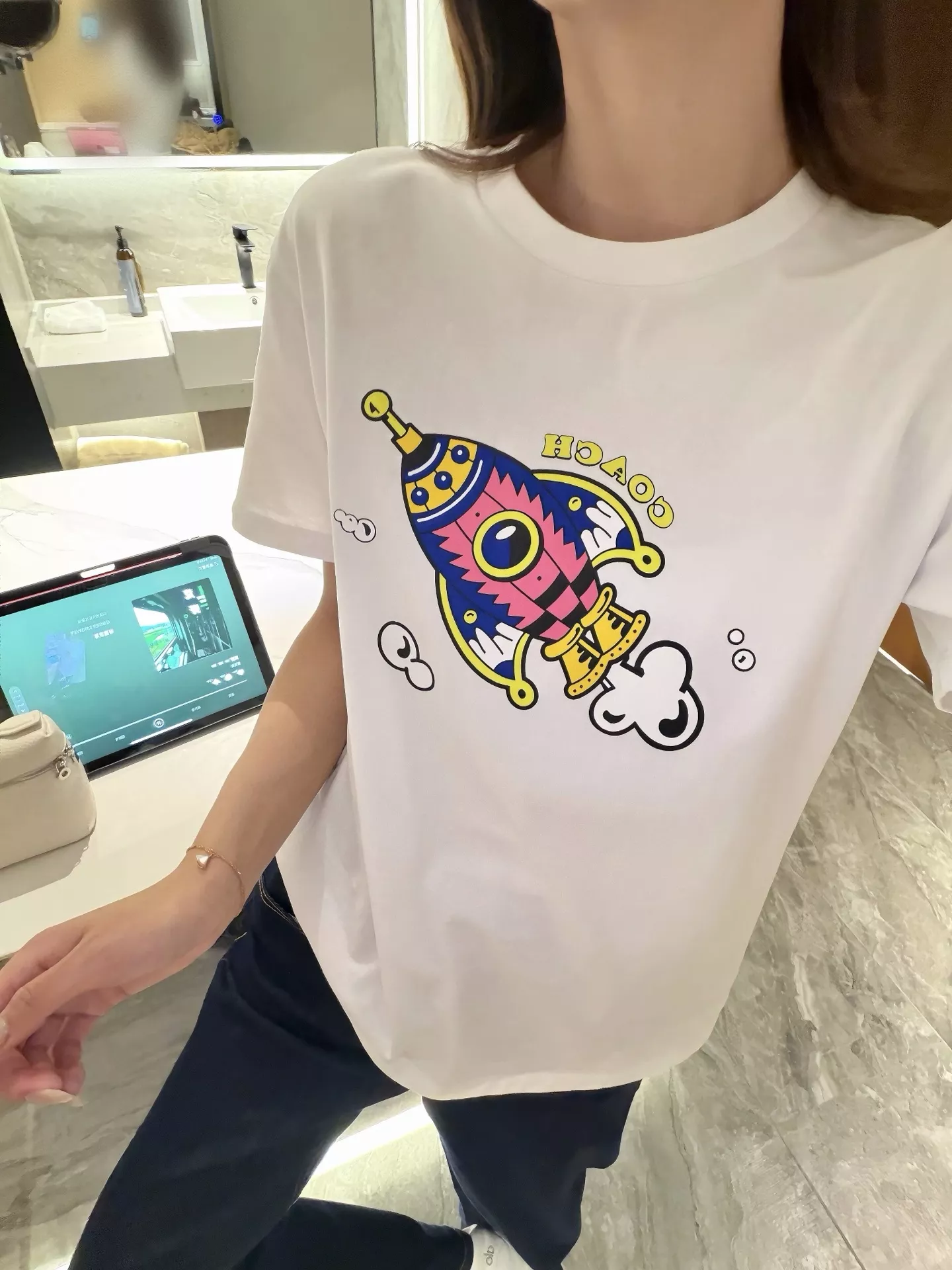 코치 그래픽 프린트 코튼 반소매 티셔츠 상세 이미지 77