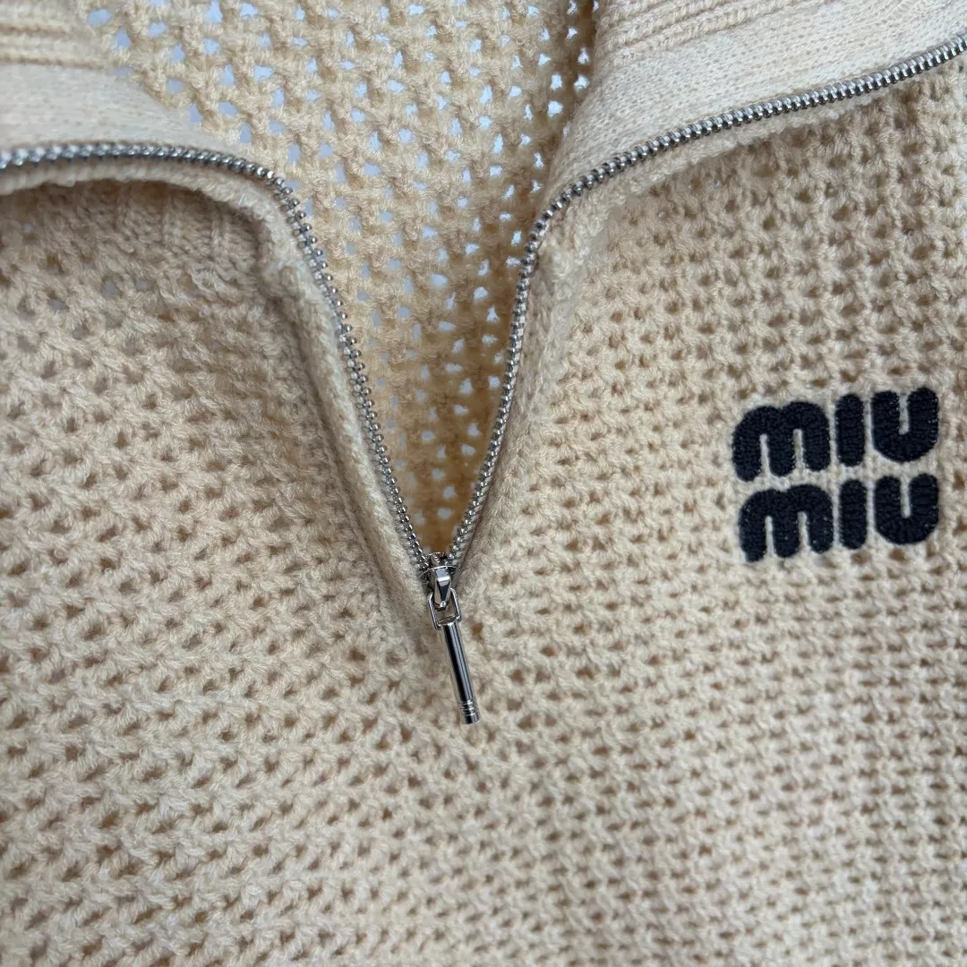 미우미우 로고 자수 반집업 카라 펀칭 긴소매 니트 상세 이미지 4