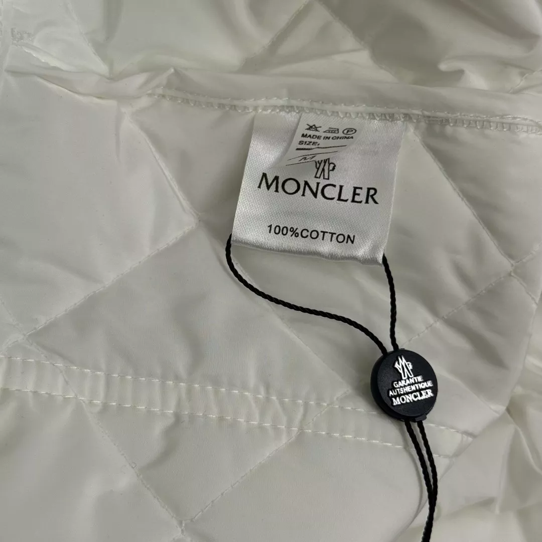 몽클레어 퀼팅 로고 암패치 카라 쇼트 패딩 재킷 상세 이미지 9