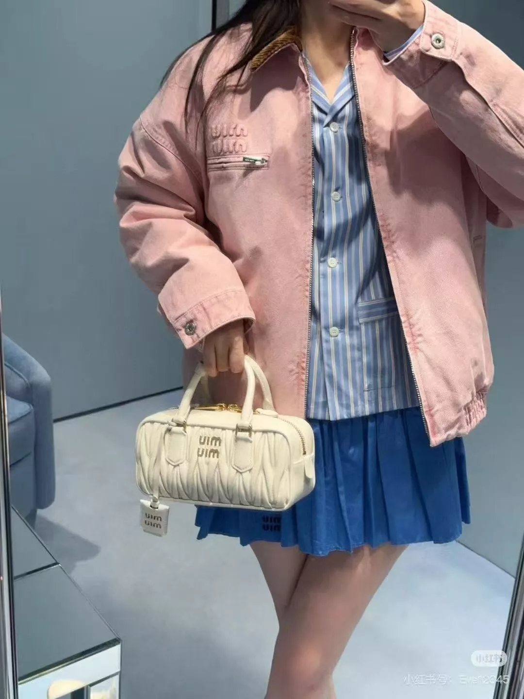 미우미우 로고 자수 코듀로이 카라 집업 패딩 재킷 상세 이미지 12