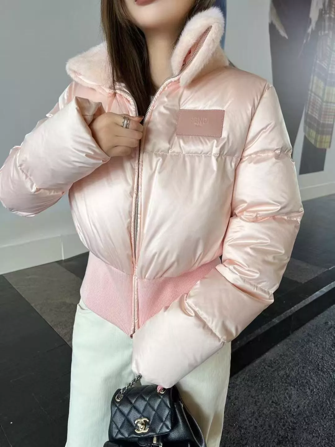 펜디 탈부착 퍼칼라 로고 패치 쇼트 패딩 재킷 상세 이미지 14