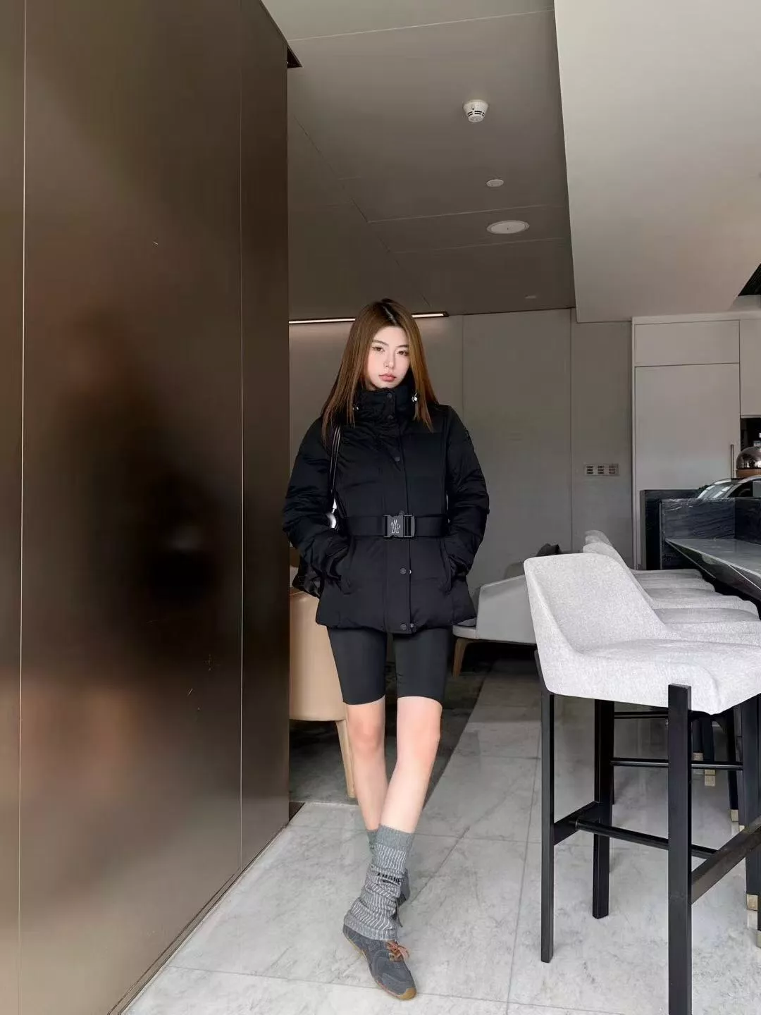 몽클레어 벨트 포인트 슬림핏 후드 쇼트 패딩 상세 이미지 21