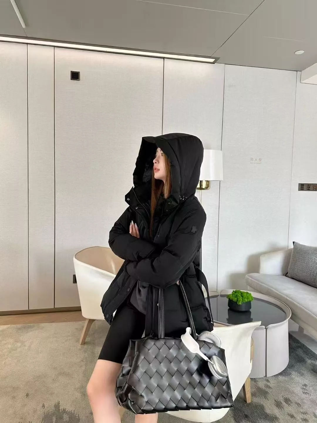 몽클레어 벨트 포인트 슬림핏 후드 쇼트 패딩 상세 이미지 17