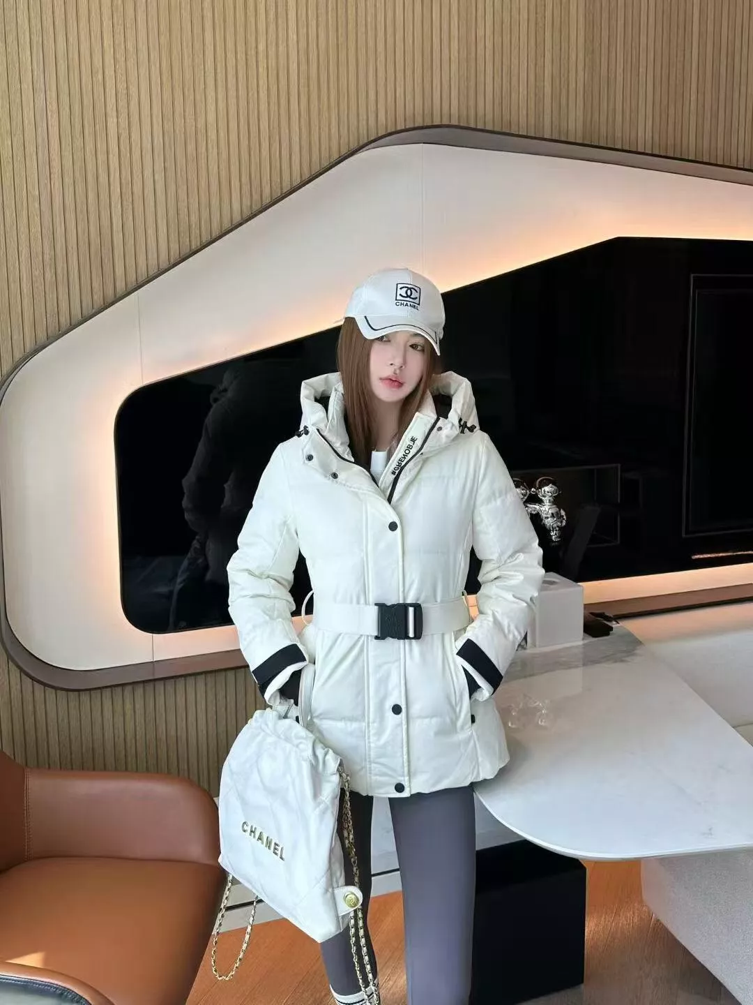 몽클레어 벨트 포인트 슬림핏 후드 쇼트 패딩 상세 이미지 24