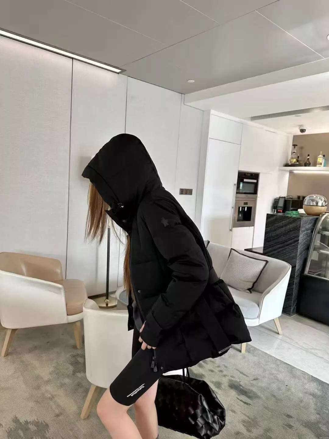 몽클레어 벨트 포인트 슬림핏 후드 쇼트 패딩 상세 이미지 23