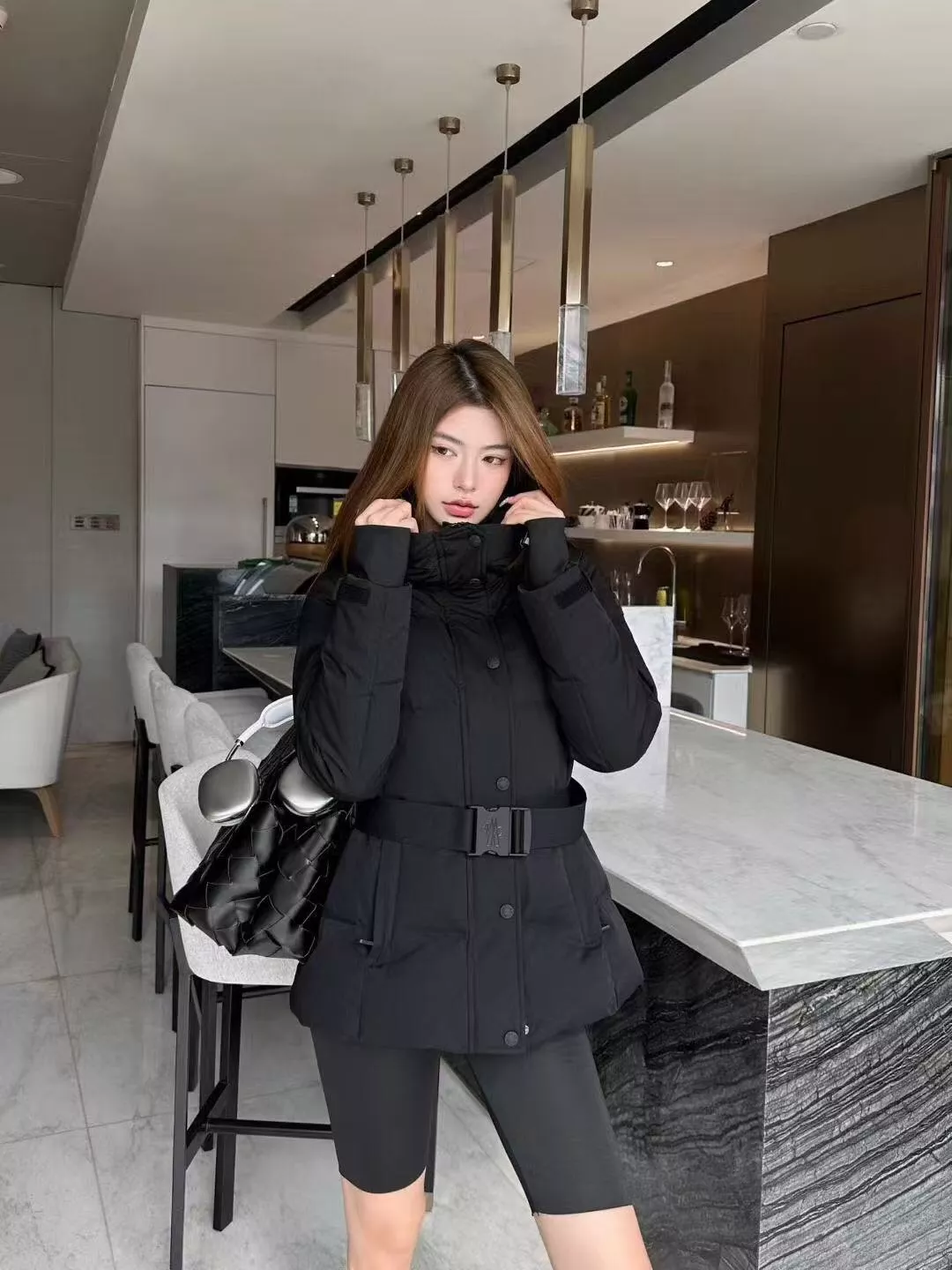 몽클레어 벨트 포인트 슬림핏 후드 쇼트 패딩 상세 이미지 19