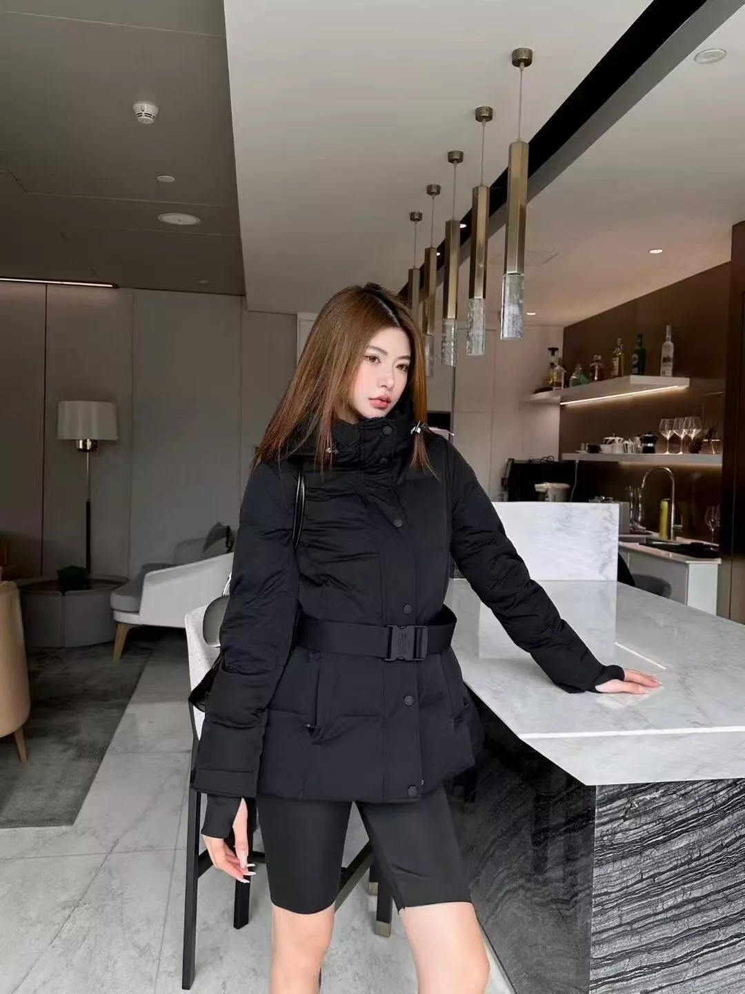 몽클레어 벨트 포인트 슬림핏 후드 쇼트 패딩 상세 이미지 20