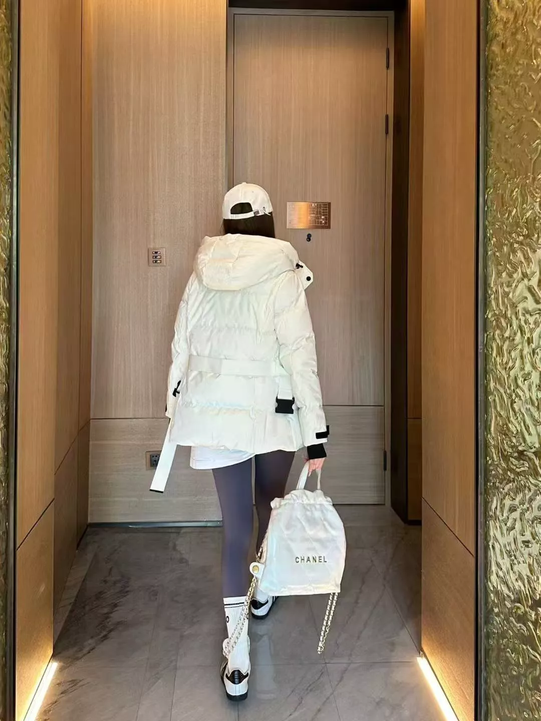 몽클레어 벨트 포인트 슬림핏 후드 쇼트 패딩 상세 이미지 32