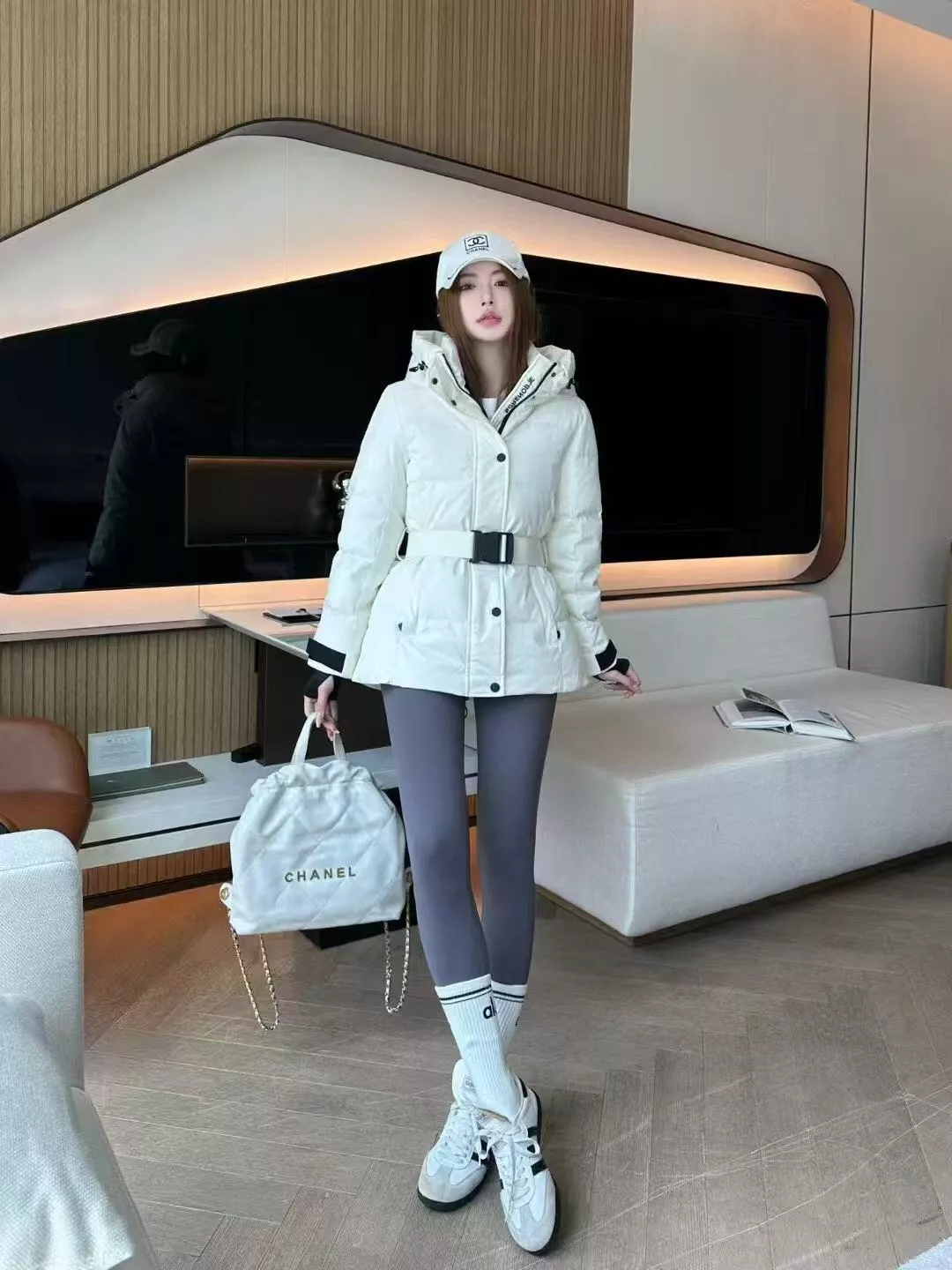 몽클레어 벨트 포인트 슬림핏 후드 쇼트 패딩 상세 이미지 28