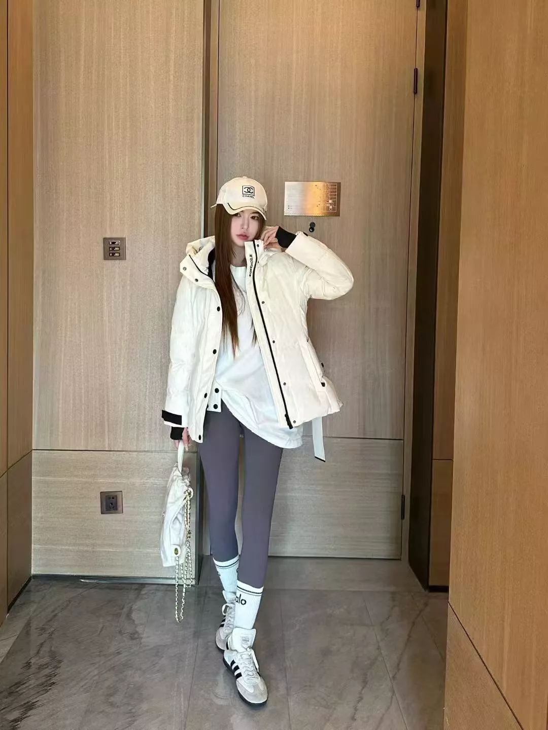 몽클레어 벨트 포인트 슬림핏 후드 쇼트 패딩 상세 이미지 31