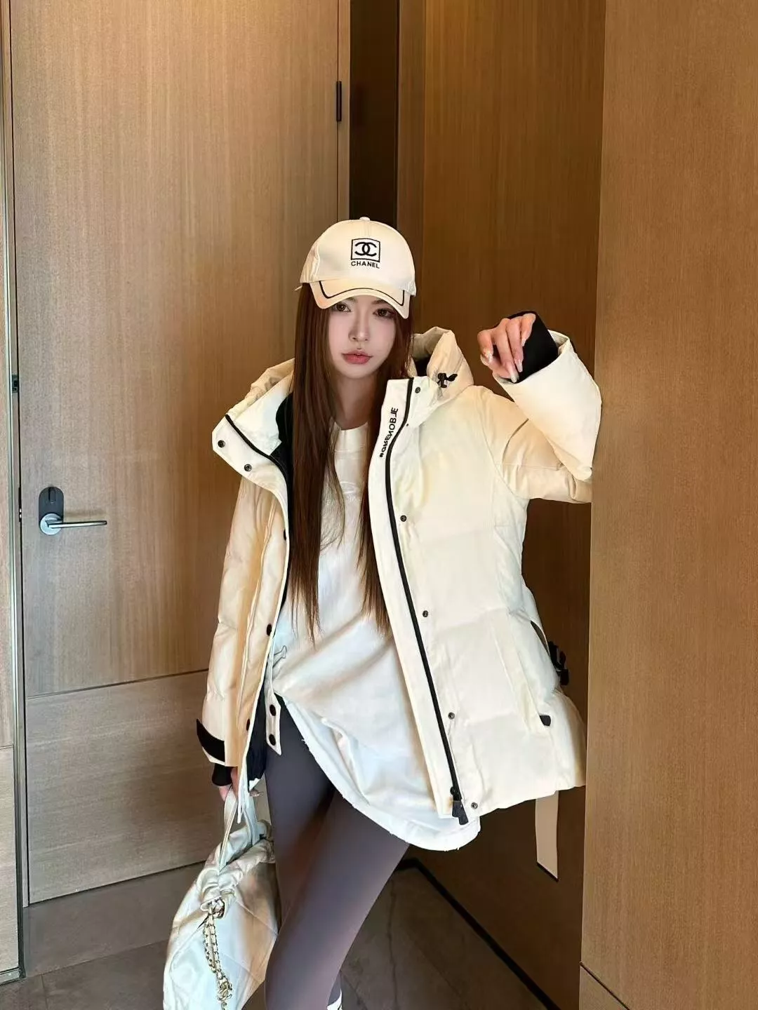 몽클레어 벨트 포인트 슬림핏 후드 쇼트 패딩 상세 이미지 30