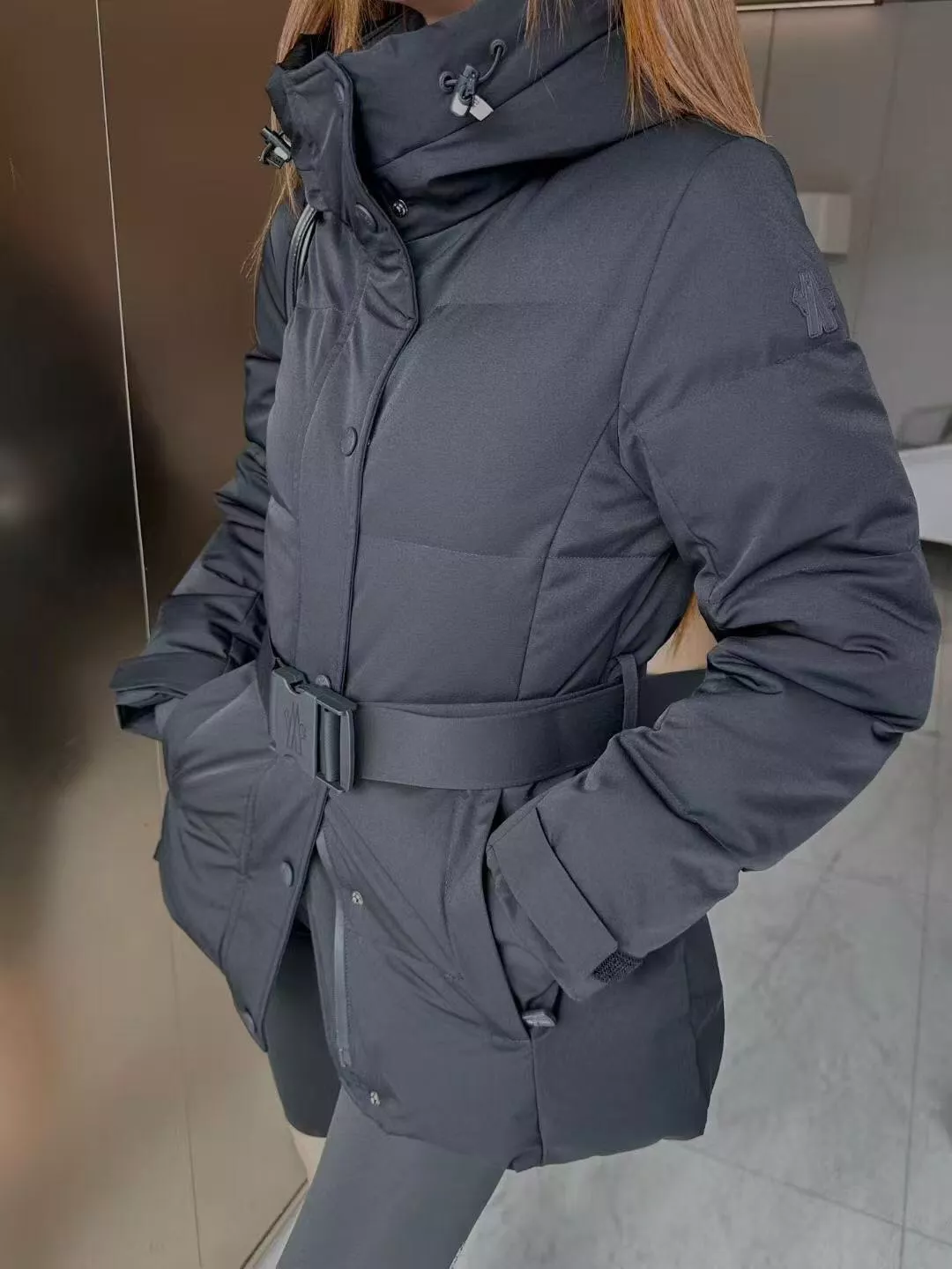 몽클레어 벨트 포인트 슬림핏 후드 쇼트 패딩 상세 이미지 15