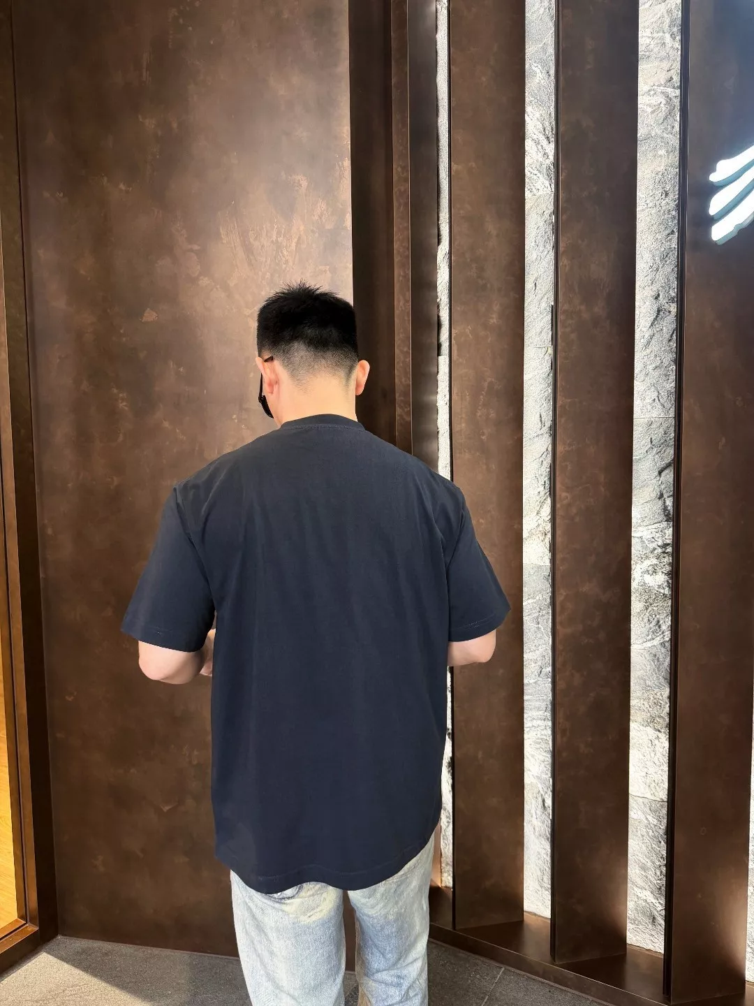 발렌시아가 워싱 배지 프린트 반소매 티셔츠 상세 이미지 12