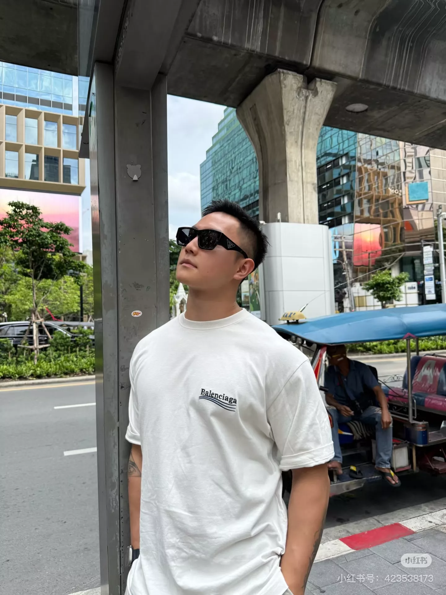 발렌시아가 코카콜라 자수 로고 오버핏 반소매 티셔츠 상세 이미지 16