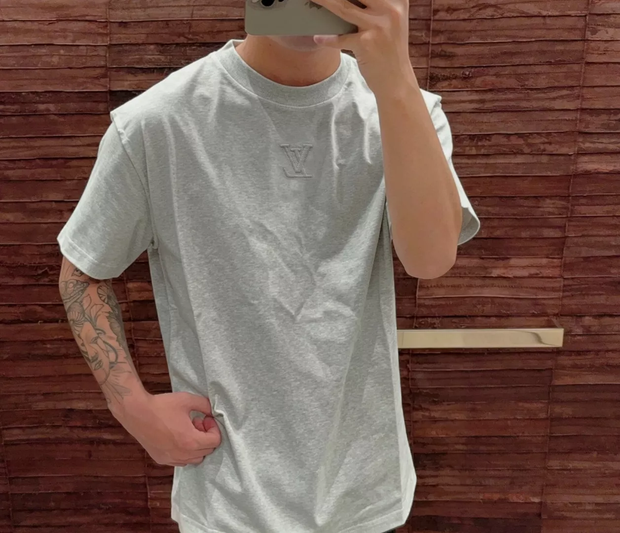 루이비통 엠보 로고 압문 반소매 티셔츠 상세 이미지 11