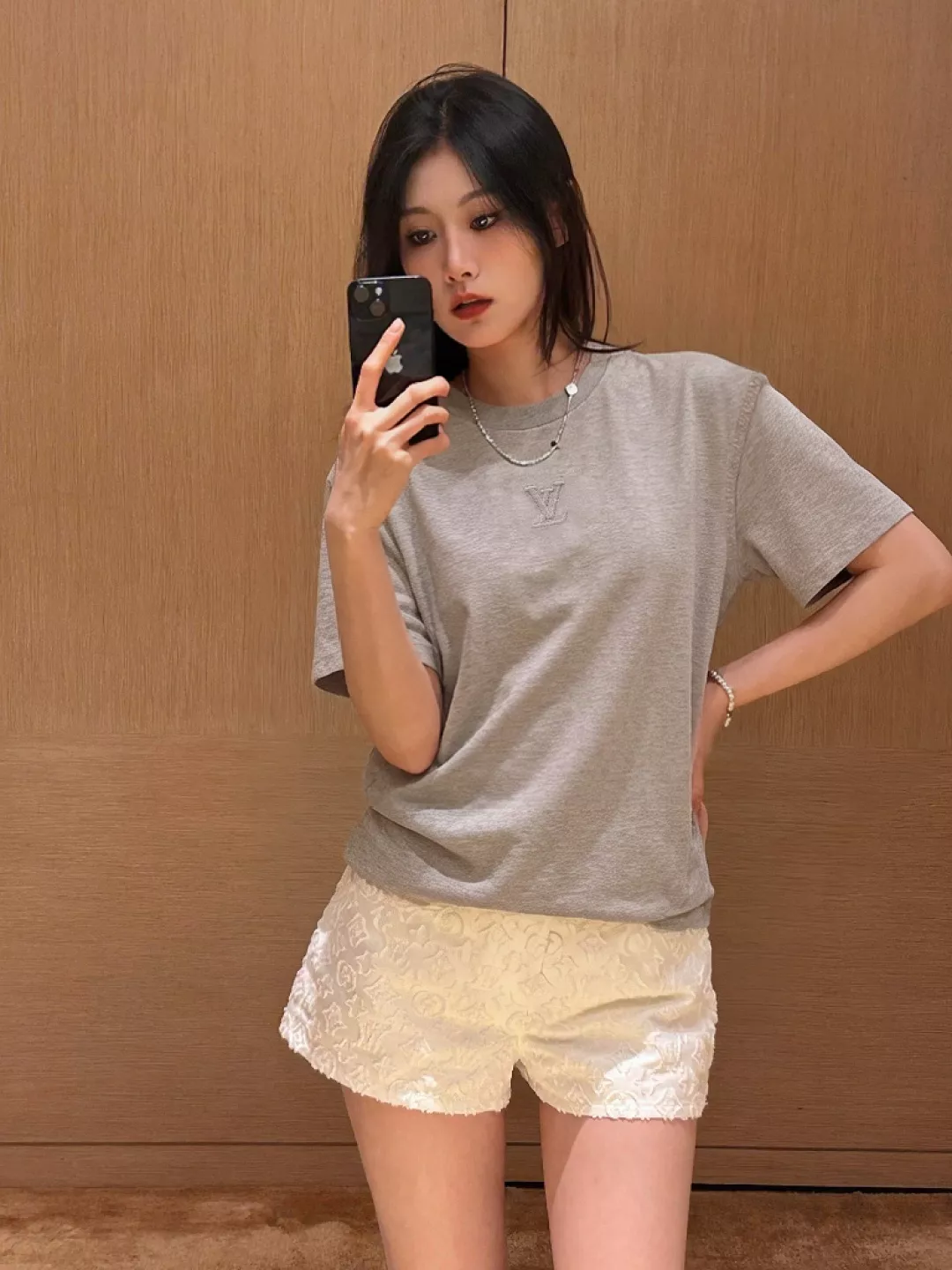 루이비통 엠보 로고 압문 반소매 티셔츠 상세 이미지 15