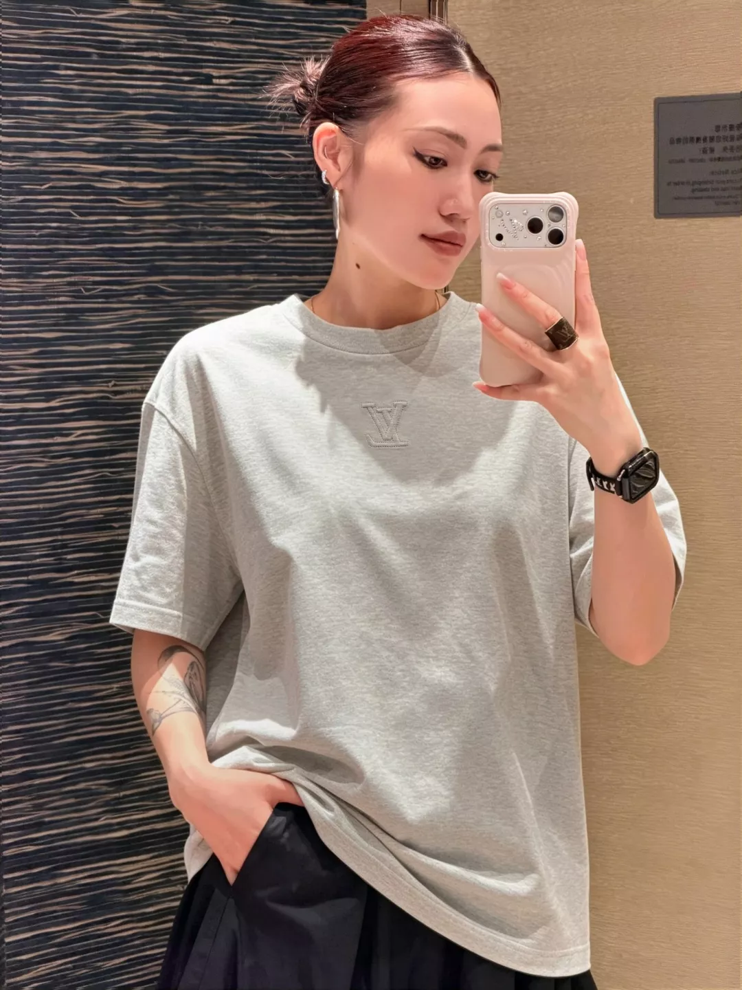 루이비통 엠보 로고 압문 반소매 티셔츠 상세 이미지 16