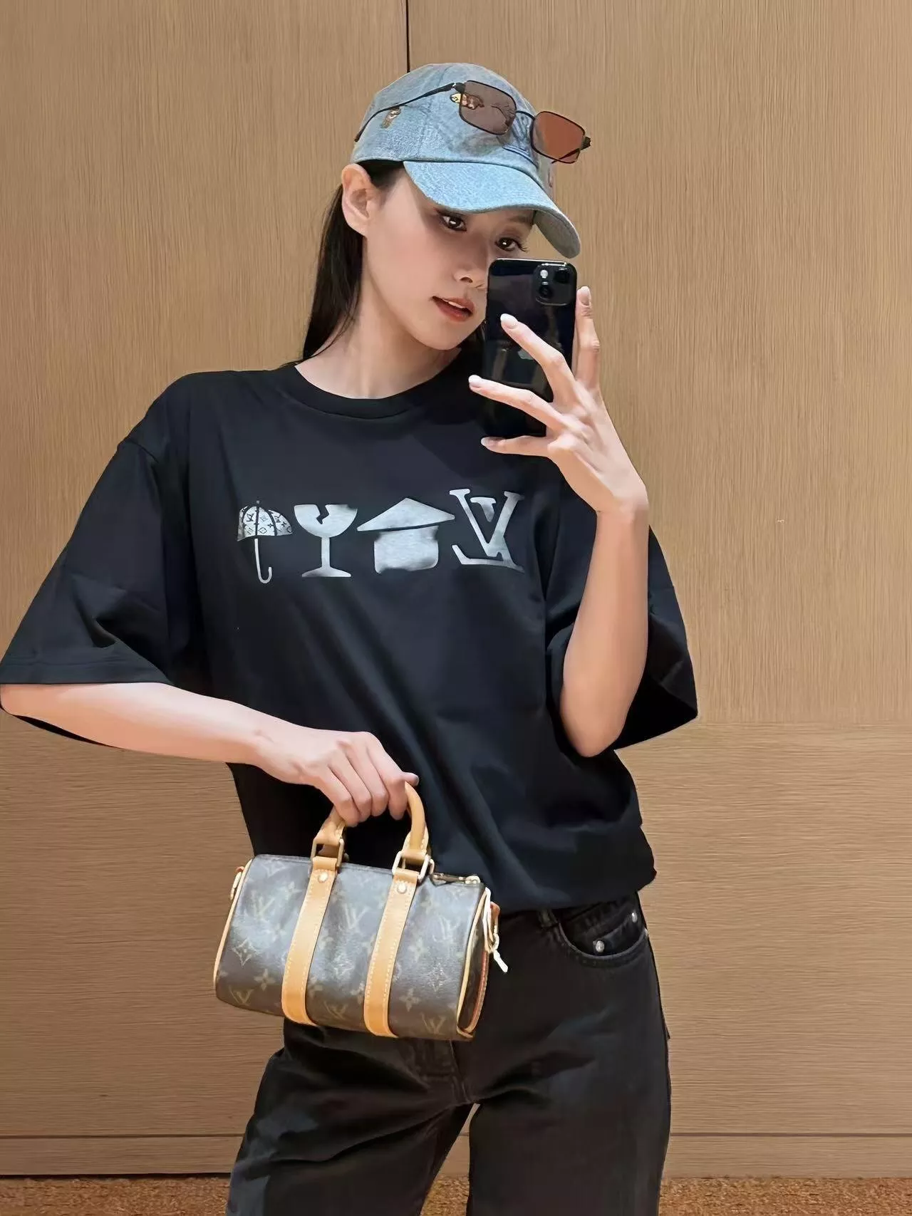 루이비통 로고 프린트 라운드넥 반소매 티셔츠 상세 이미지 19