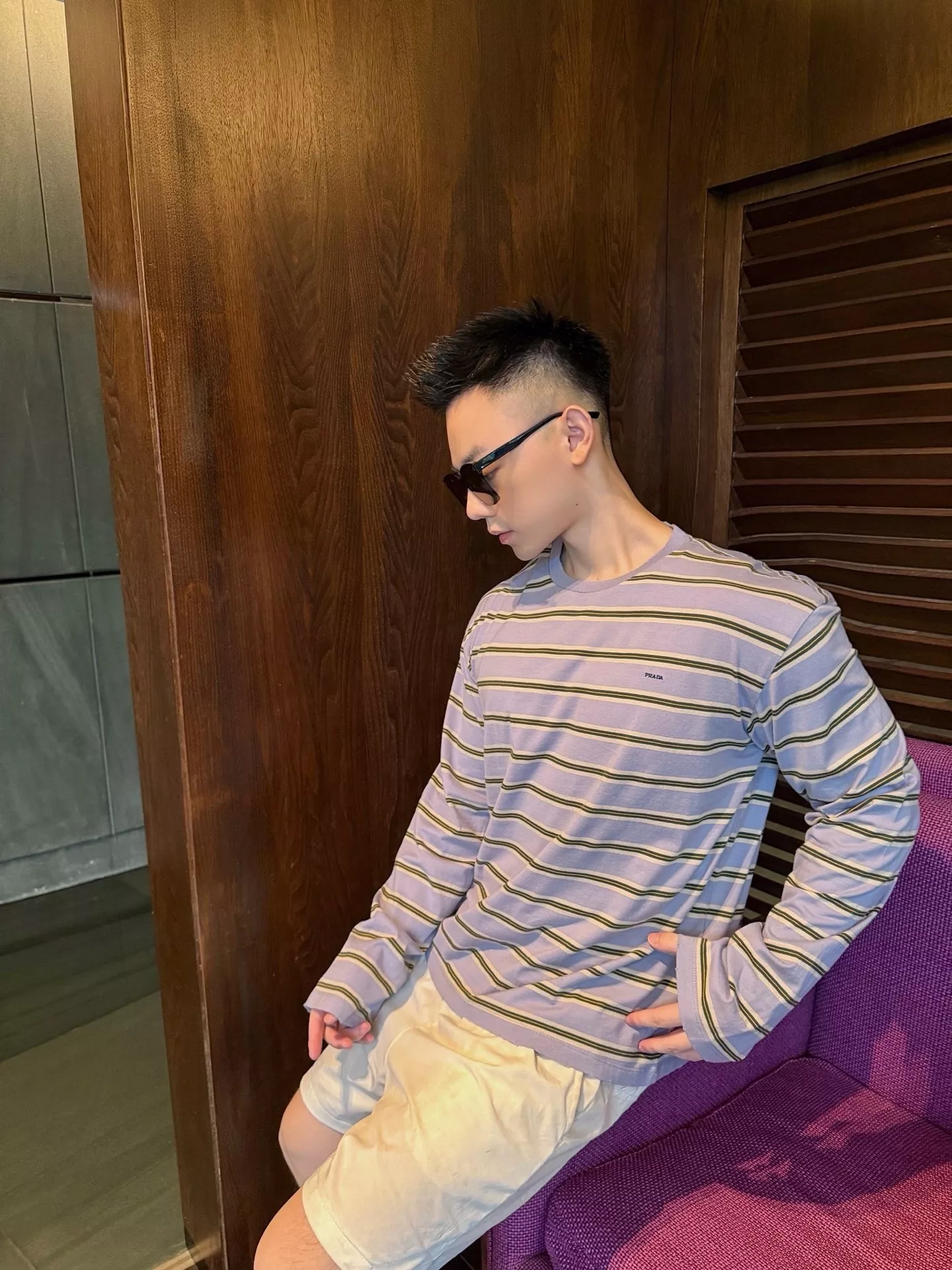 프라다 자수 로고 스트라이프 루즈핏 긴소매 티셔츠 상세 이미지 18
