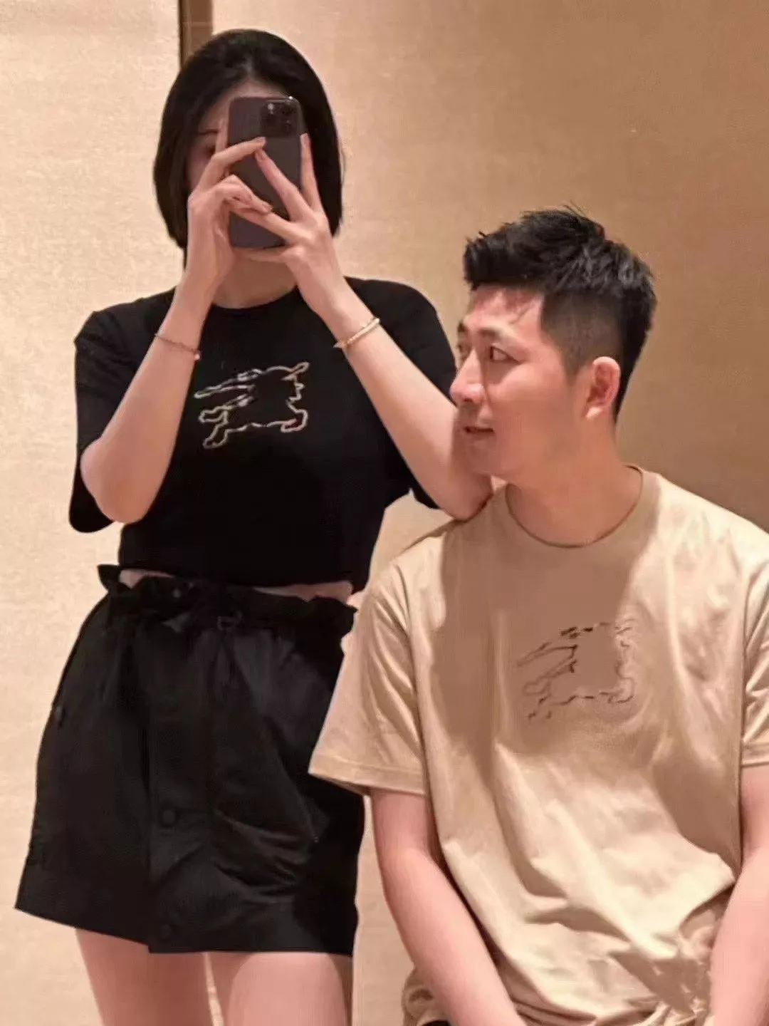 버버리 컷아웃 전마 아플리케 루즈핏 반소매 티셔츠 상세 이미지 11