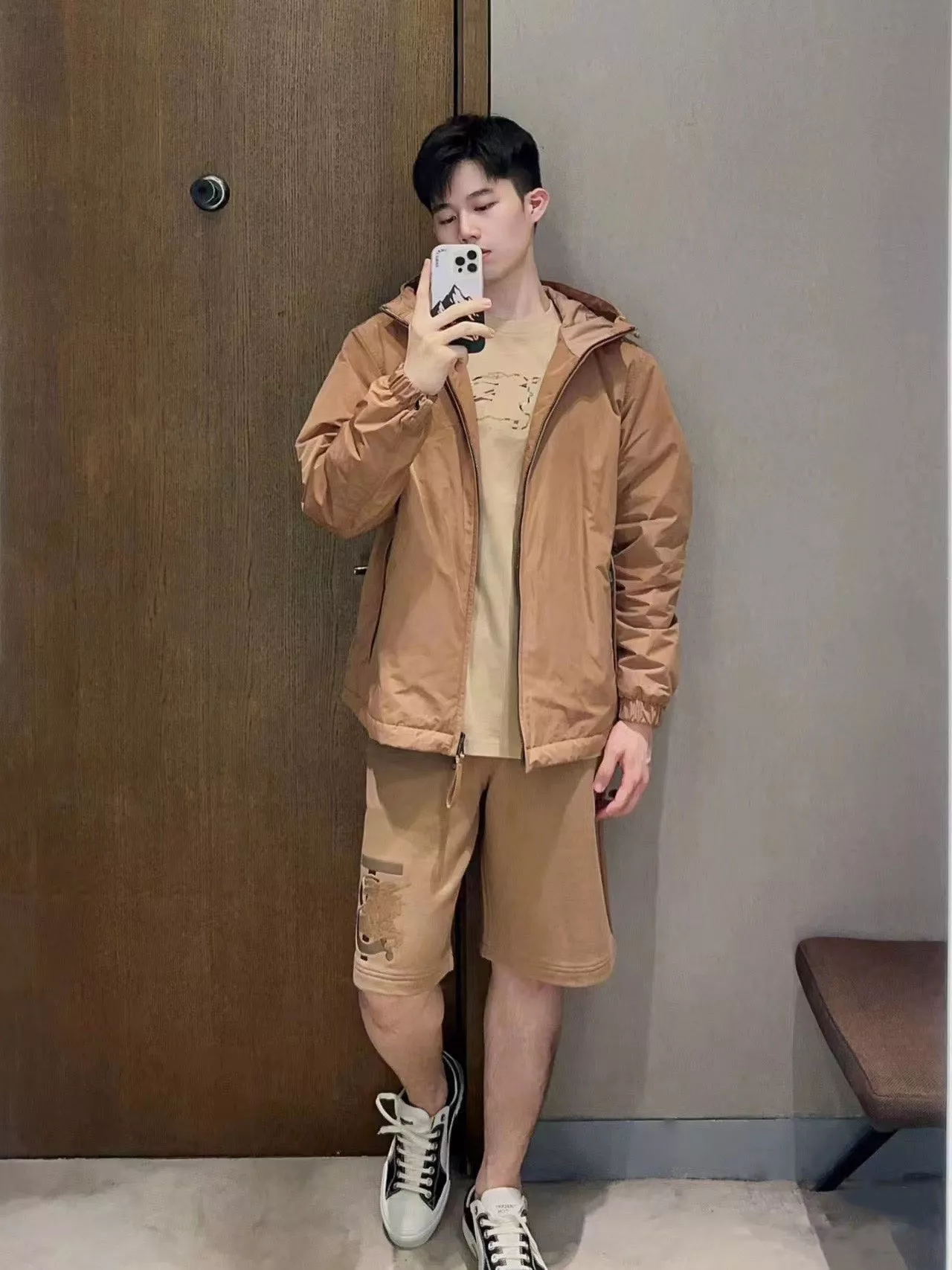 버버리 컷아웃 전마 아플리케 루즈핏 반소매 티셔츠 상세 이미지 12