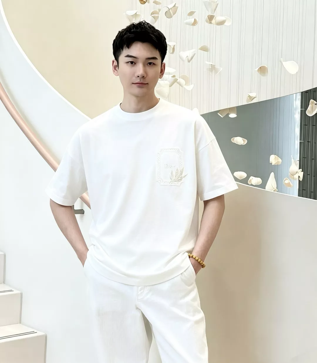 디올 메달리온 자수 코튼 반소매 티셔츠 상세 이미지 14