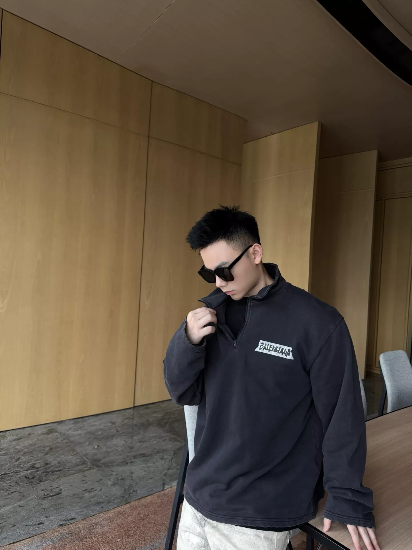 발렌시아가 로고 프린트 하이넥 루즈핏 맨투맨 티셔츠 상세 이미지 10