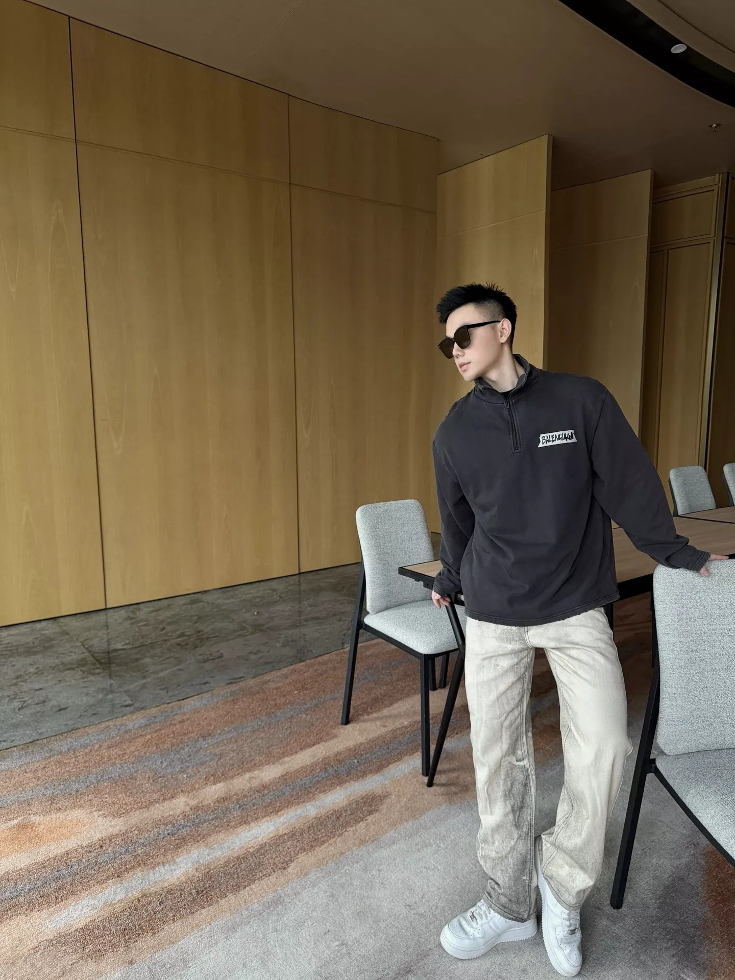 발렌시아가 로고 프린트 하이넥 루즈핏 맨투맨 티셔츠 상세 이미지 18