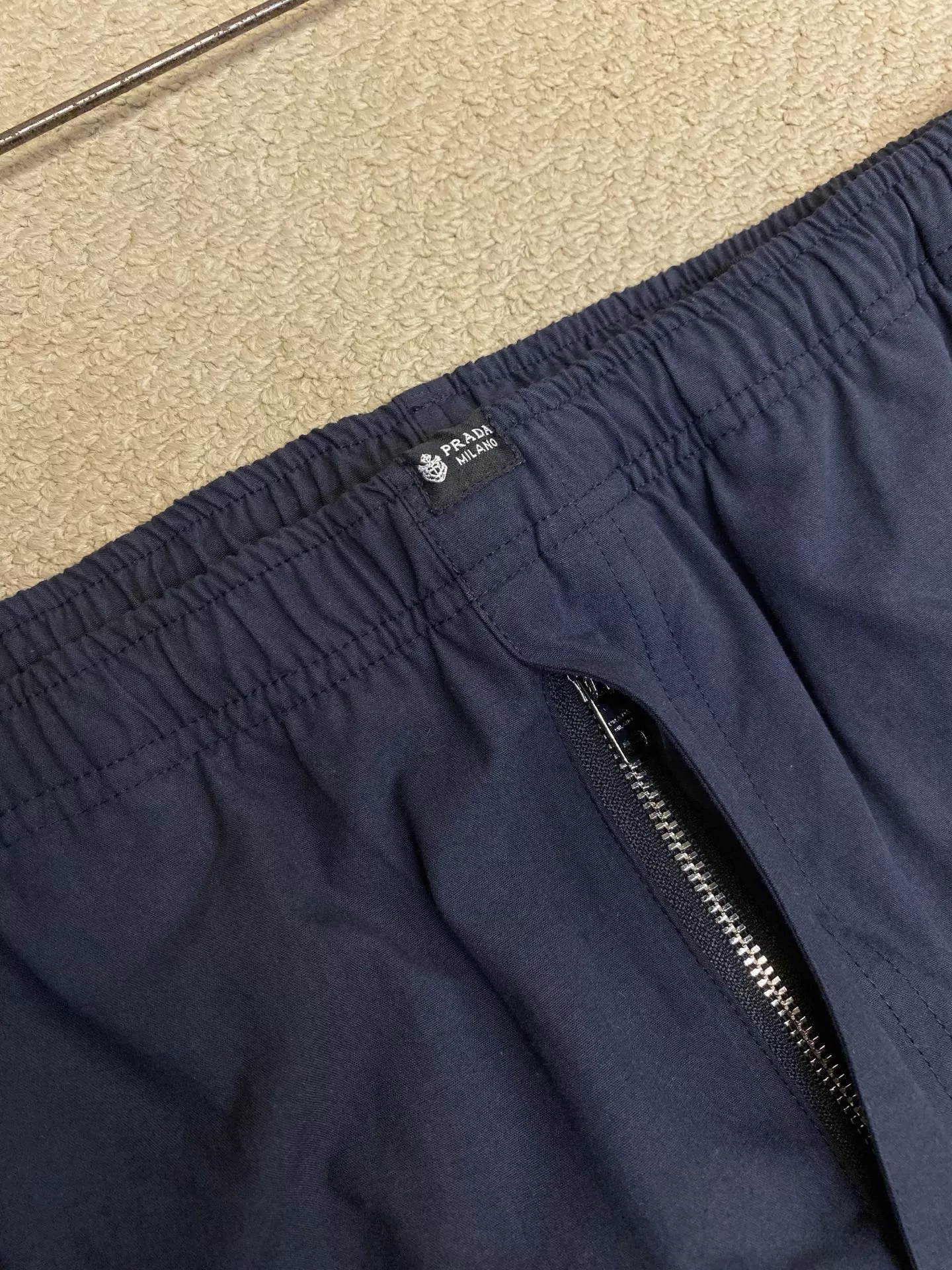 프라다 레터 태그 코튼 린넨 밴딩 롱 팬츠 상세 이미지 7