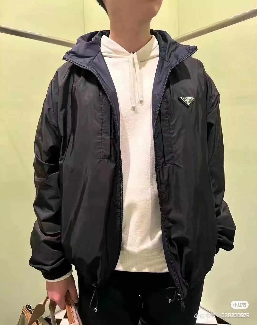 프라다 재생 나일론 양면 후드 재킷 상세 이미지 16