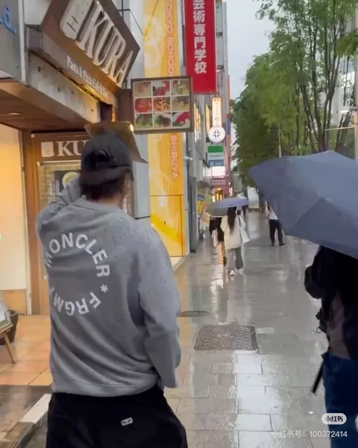 몽클레어 로고 프린트 원형 넥 맨투맨 티셔츠 상세 이미지 18