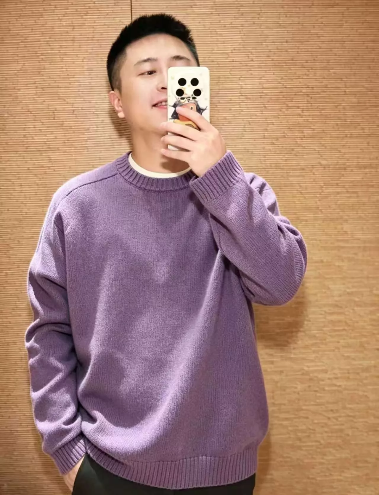 루이비통 솔리드 라운드넥 백 로고 패치 울 니트 상세 이미지 11