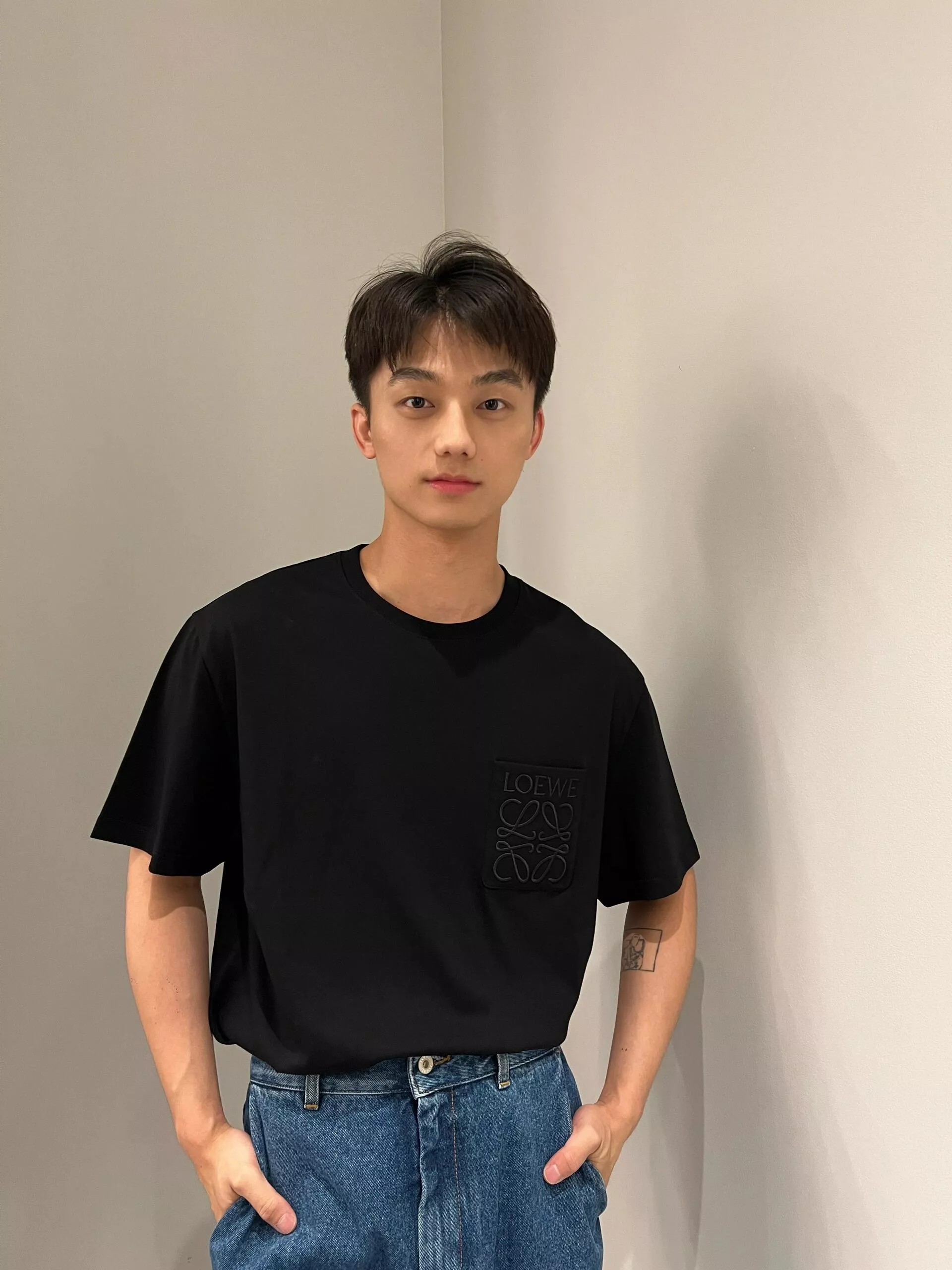 로에베 자수 로고 코튼 반소매 티셔츠 상세 이미지 13