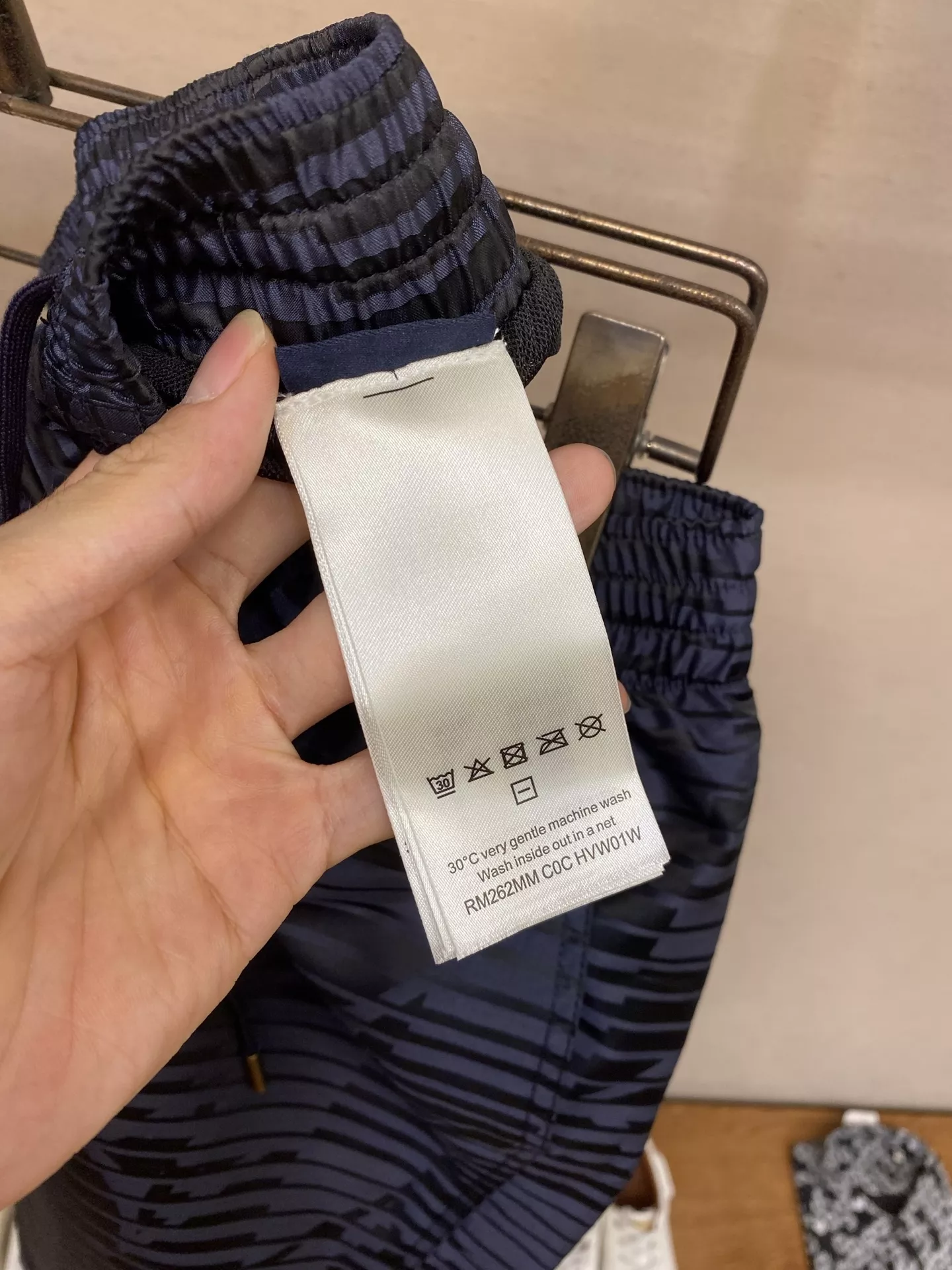 루이비통 다이내믹 모노그램 자카드 비치 하프 팬츠 상세 이미지 6