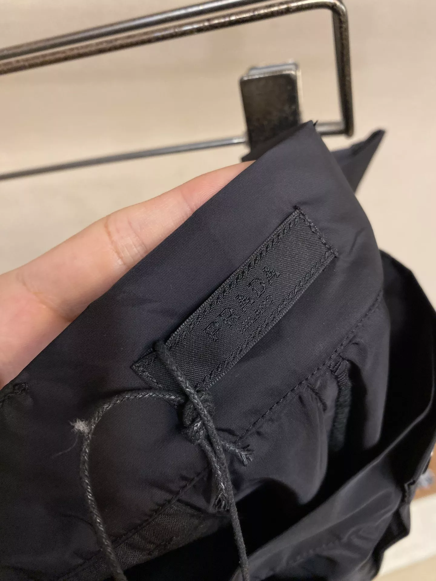 프라다 로고 자수 나일론 롱 팬츠 상세 이미지 4