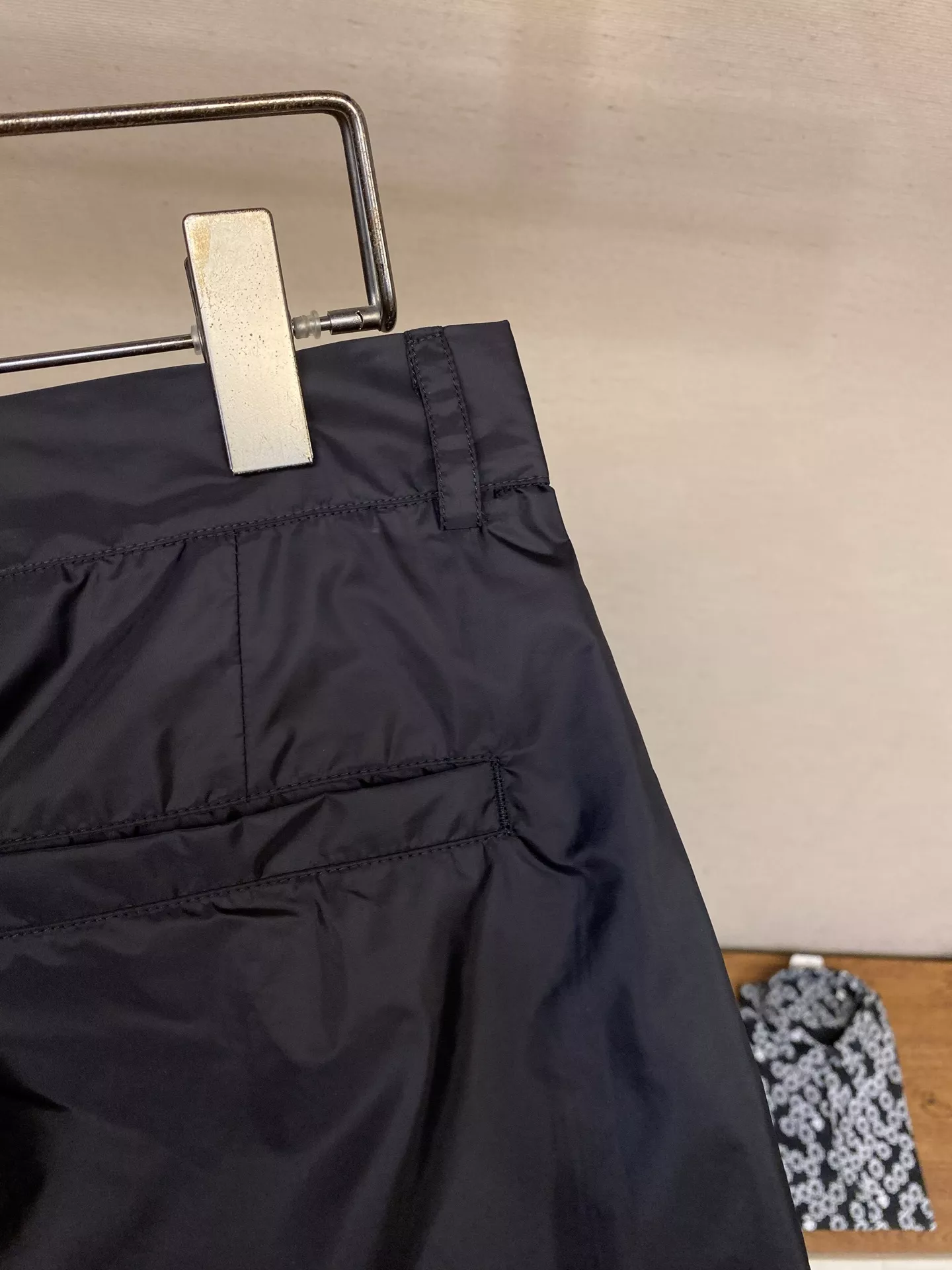 프라다 로고 자수 나일론 롱 팬츠 상세 이미지 9