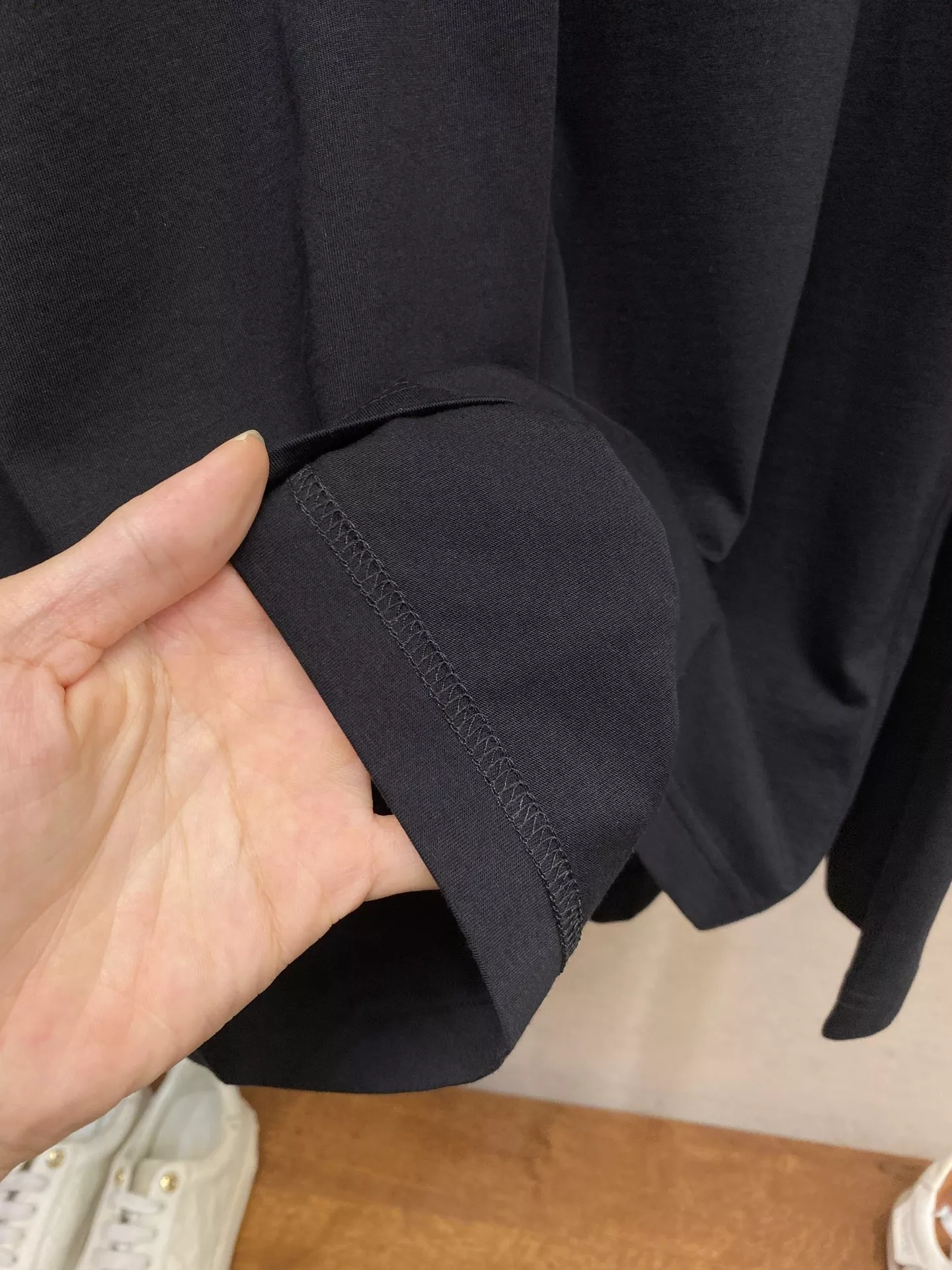 셀린느 로고 패치 루즈핏 긴소매 티셔츠 상세 이미지 6