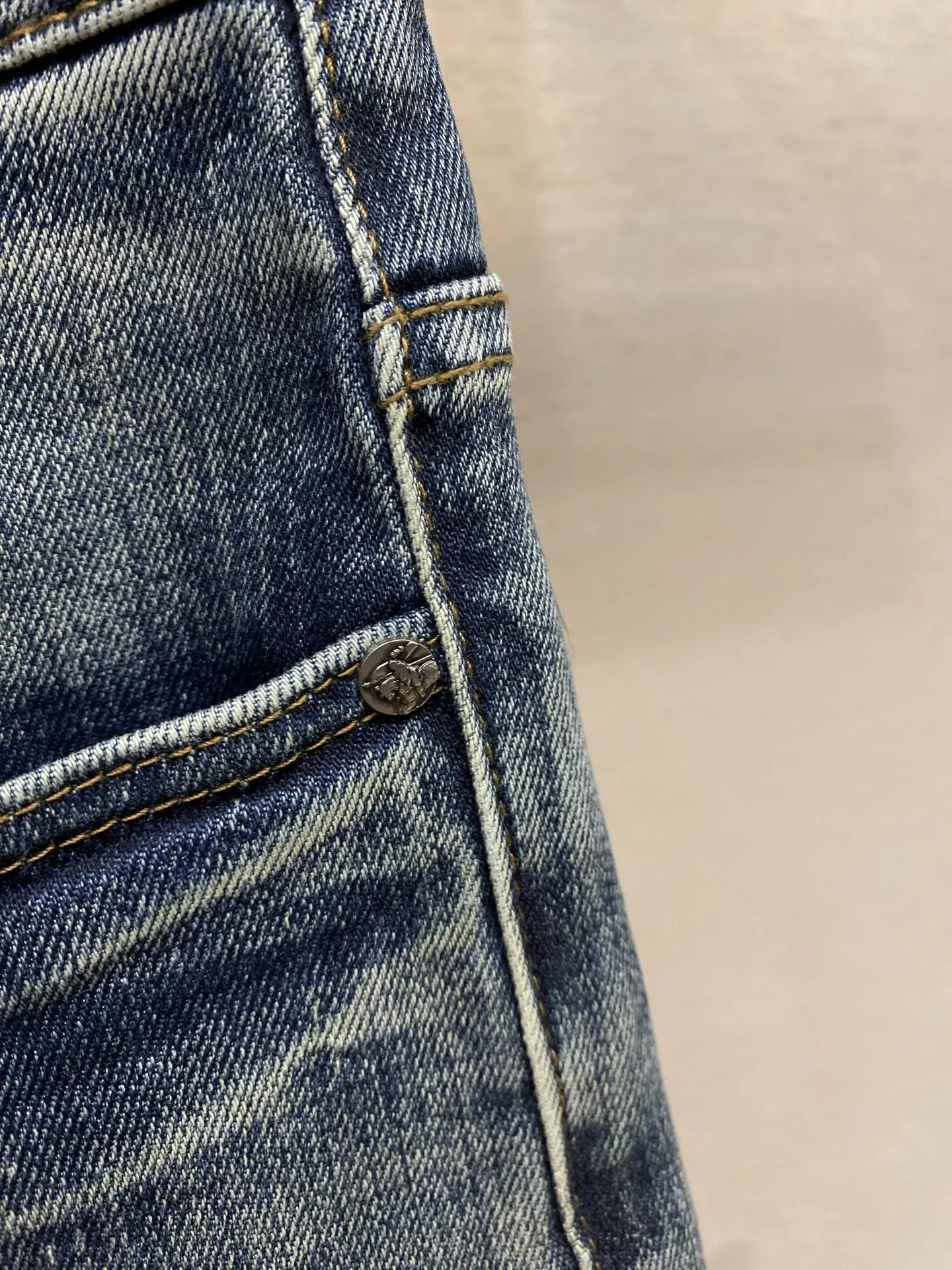 버버리 워싱 스트레이트 데님 팬츠 상세 이미지 6