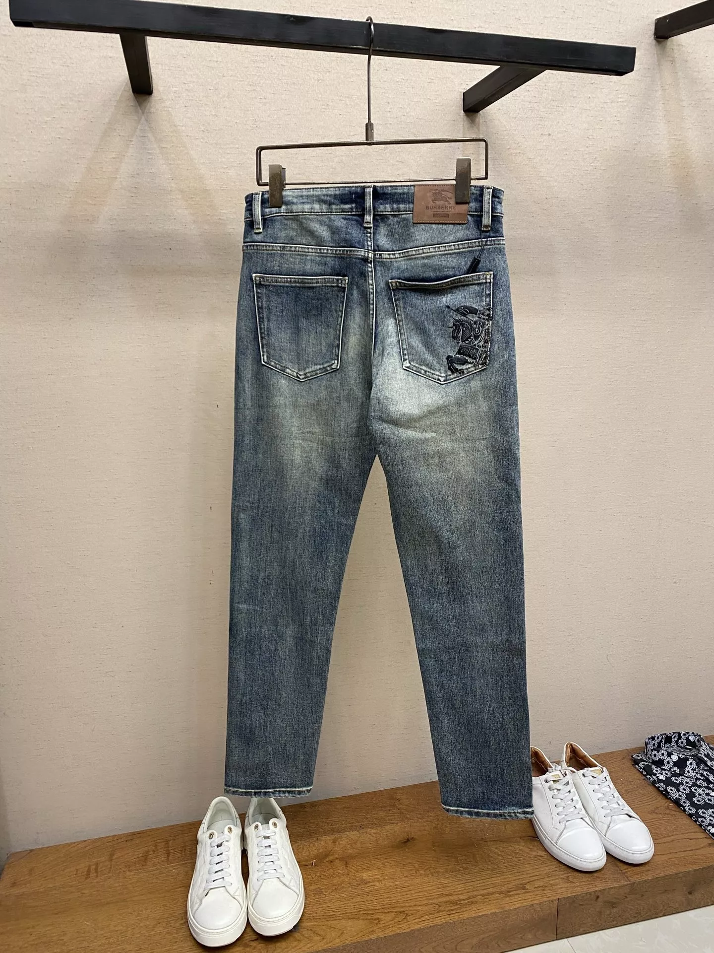버버리 워싱 스트레이트 데님 팬츠 상세 이미지 2