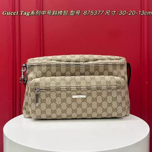 구찌 태그 시리즈 미디엄 조절 스트랩 크로스백