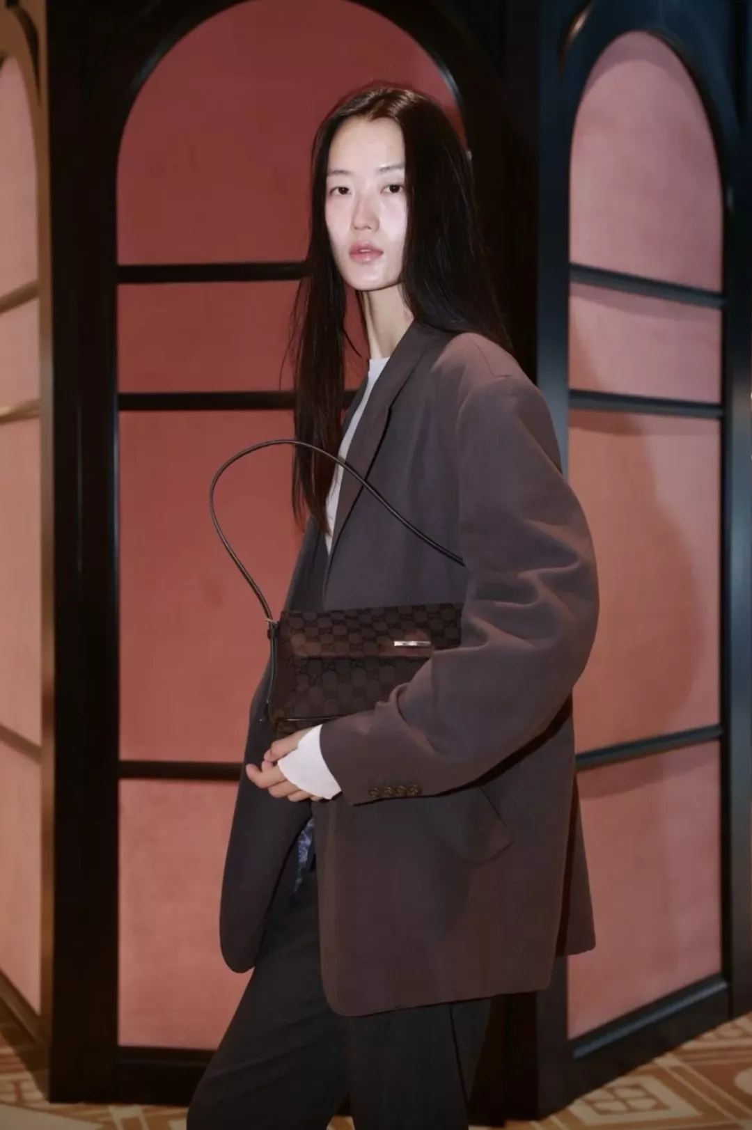 구찌 매디슨 시리즈 중형 모노그램 숄더백 상세 이미지 35