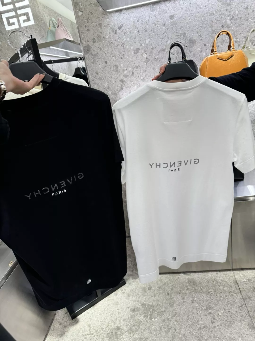 지방시 더블 레터 로고 프린트 반소매 티셔츠 상세 이미지 18