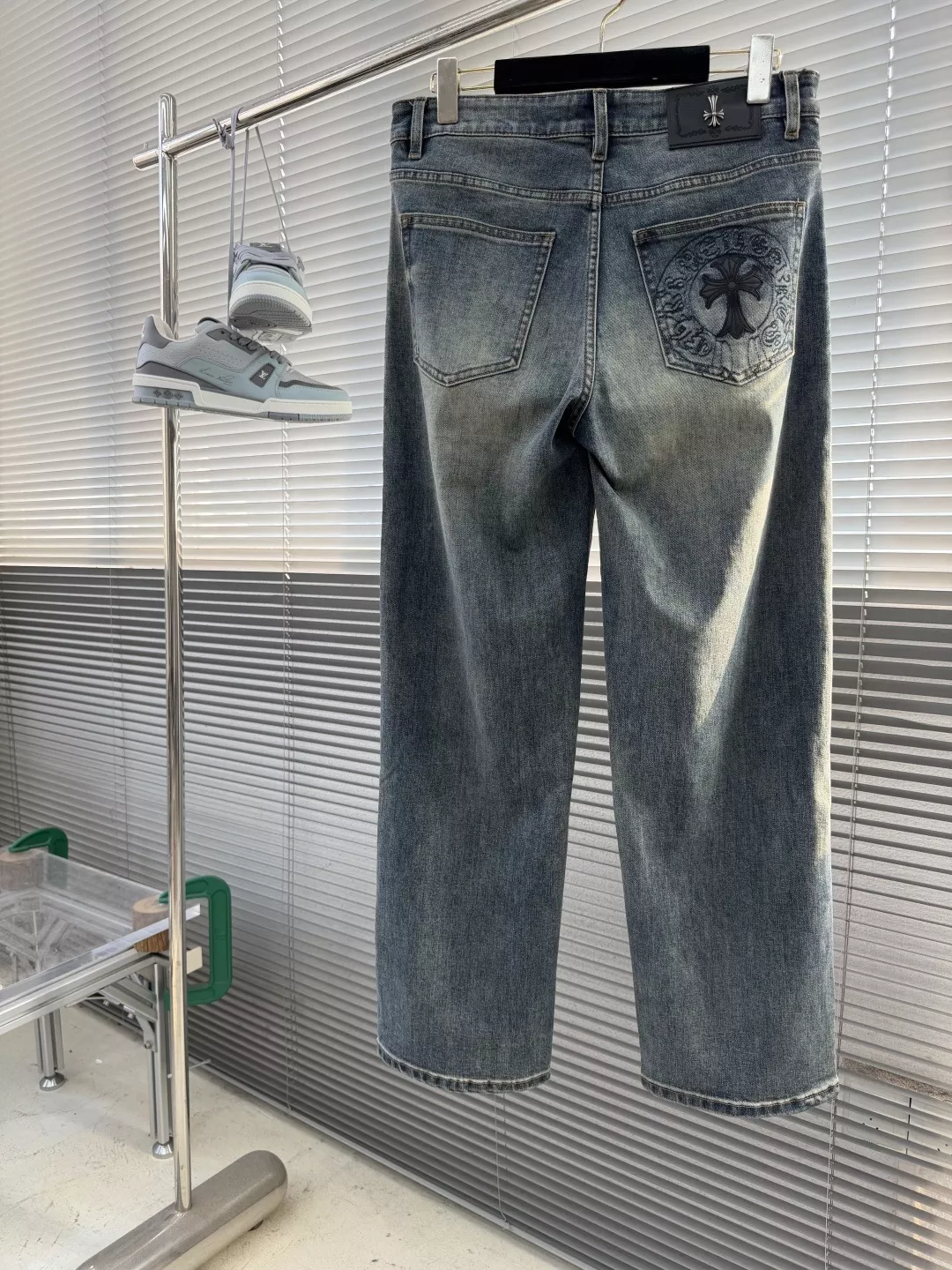 크롬하츠 와이드 핏 워싱 데님 팬츠 상세 이미지 2